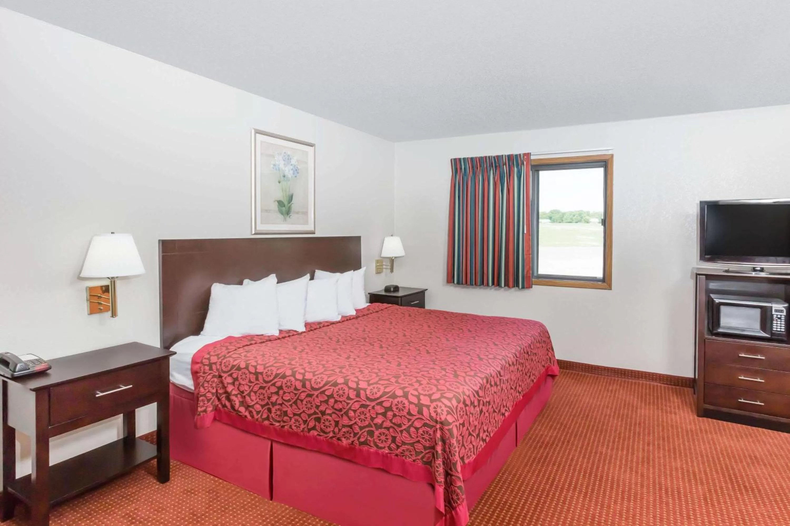 Photo of the whole room, Bed in Days Inn & Suites by Wyndham Des Moines Airport