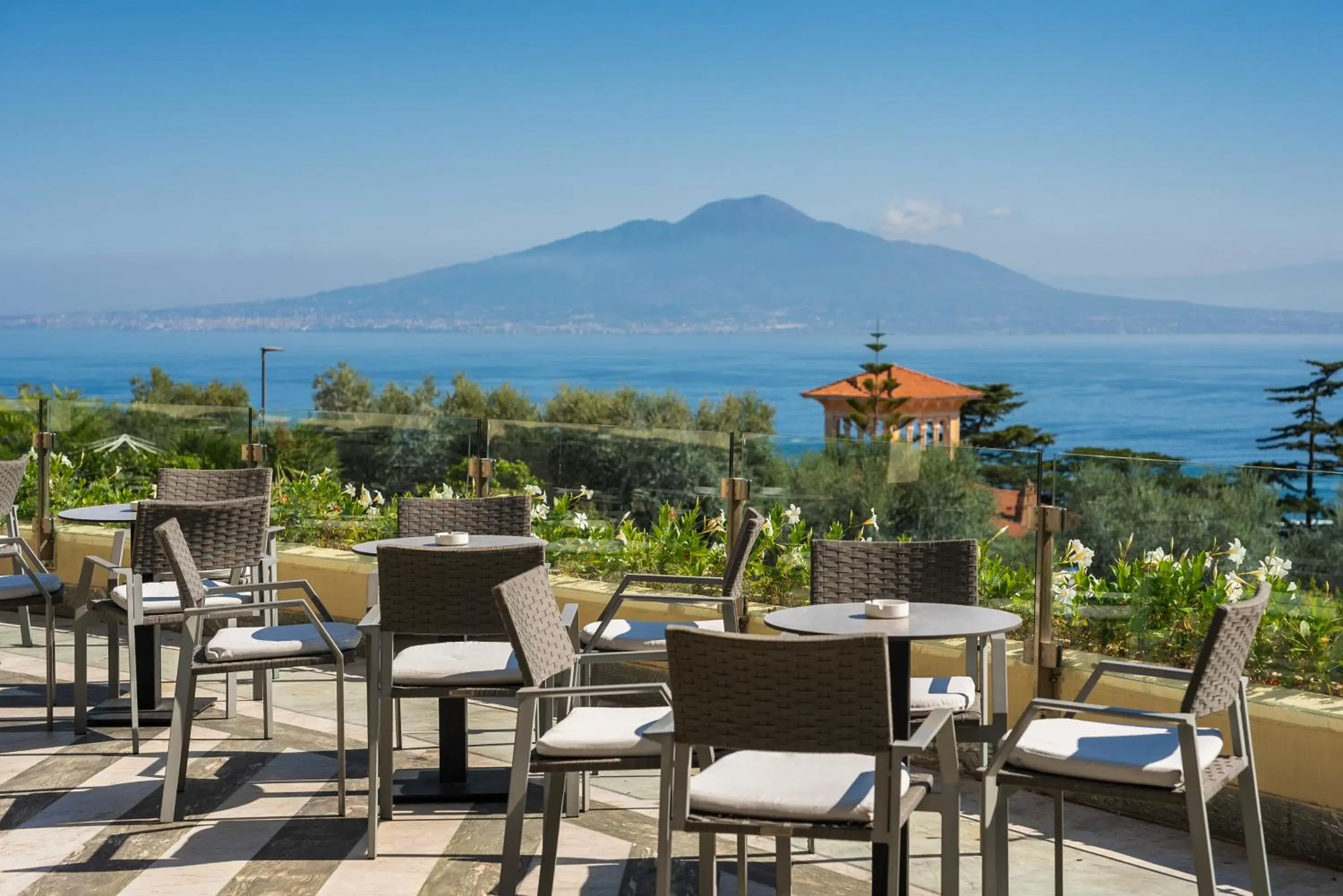 Balcony/Terrace, Restaurant/Places to Eat in Hotel Grand Vesuvio