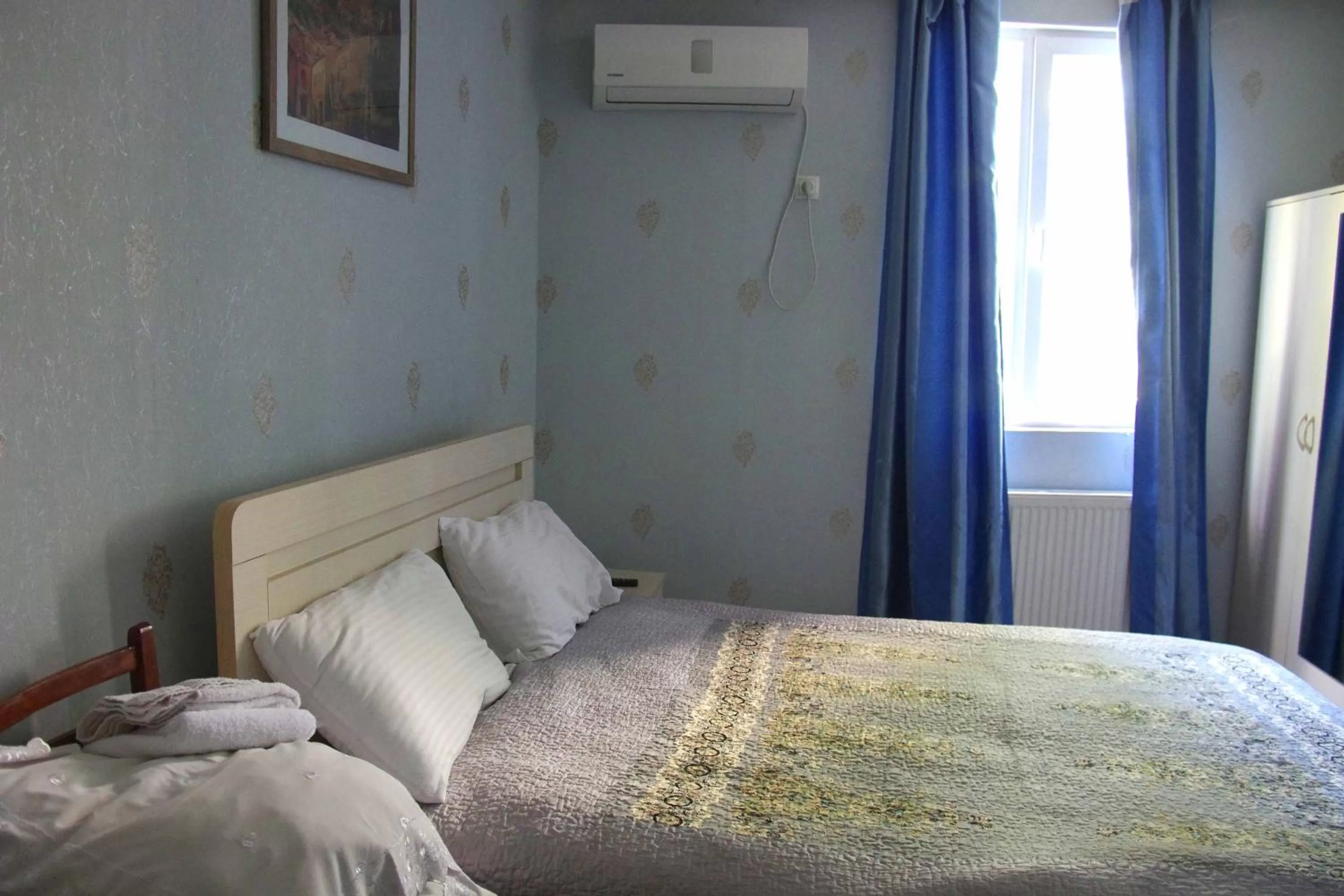 Bed in Hotel Shalimar