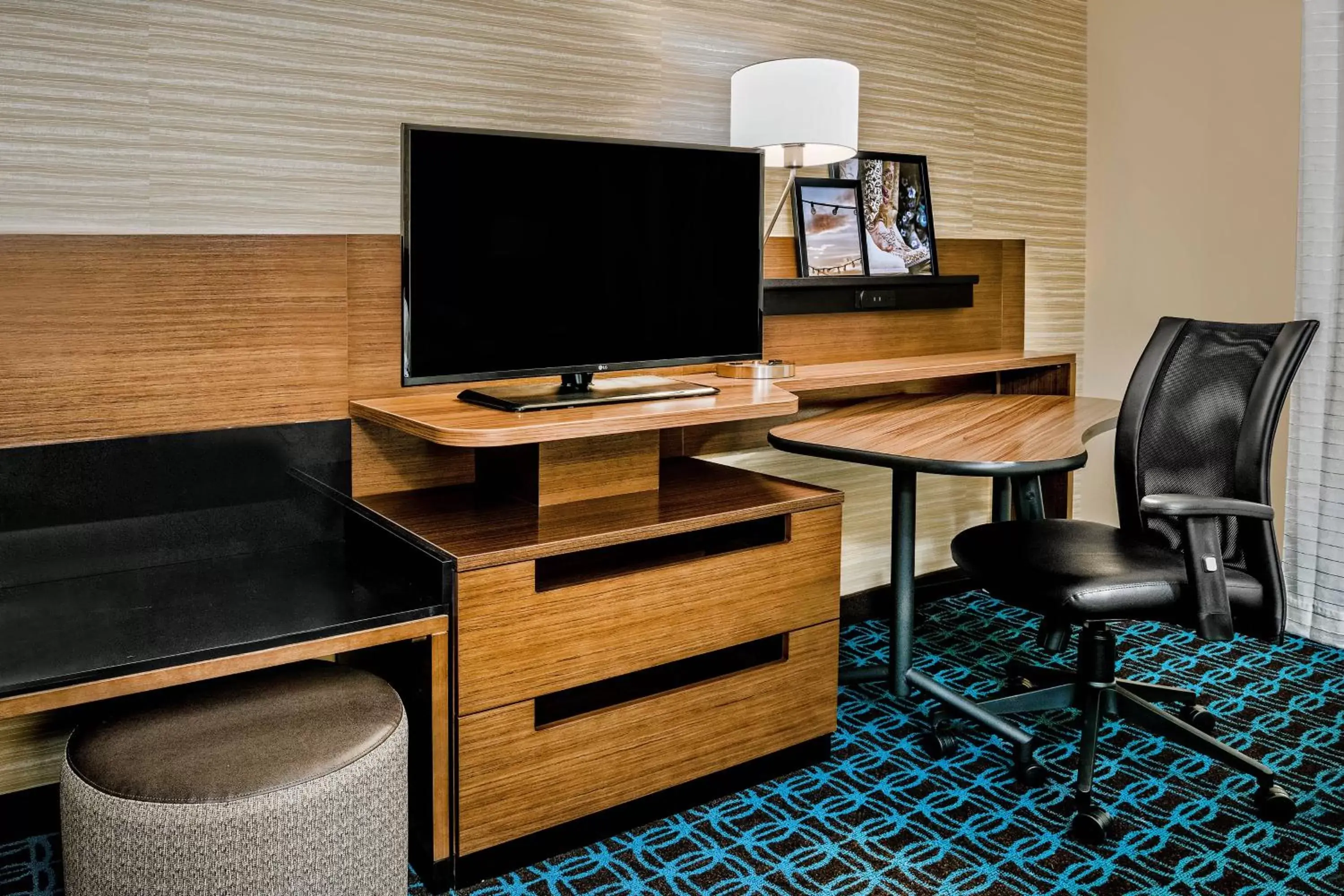 Photo of the whole room, TV/Entertainment Center in Fairfield Inn & Suites by Marriott Van