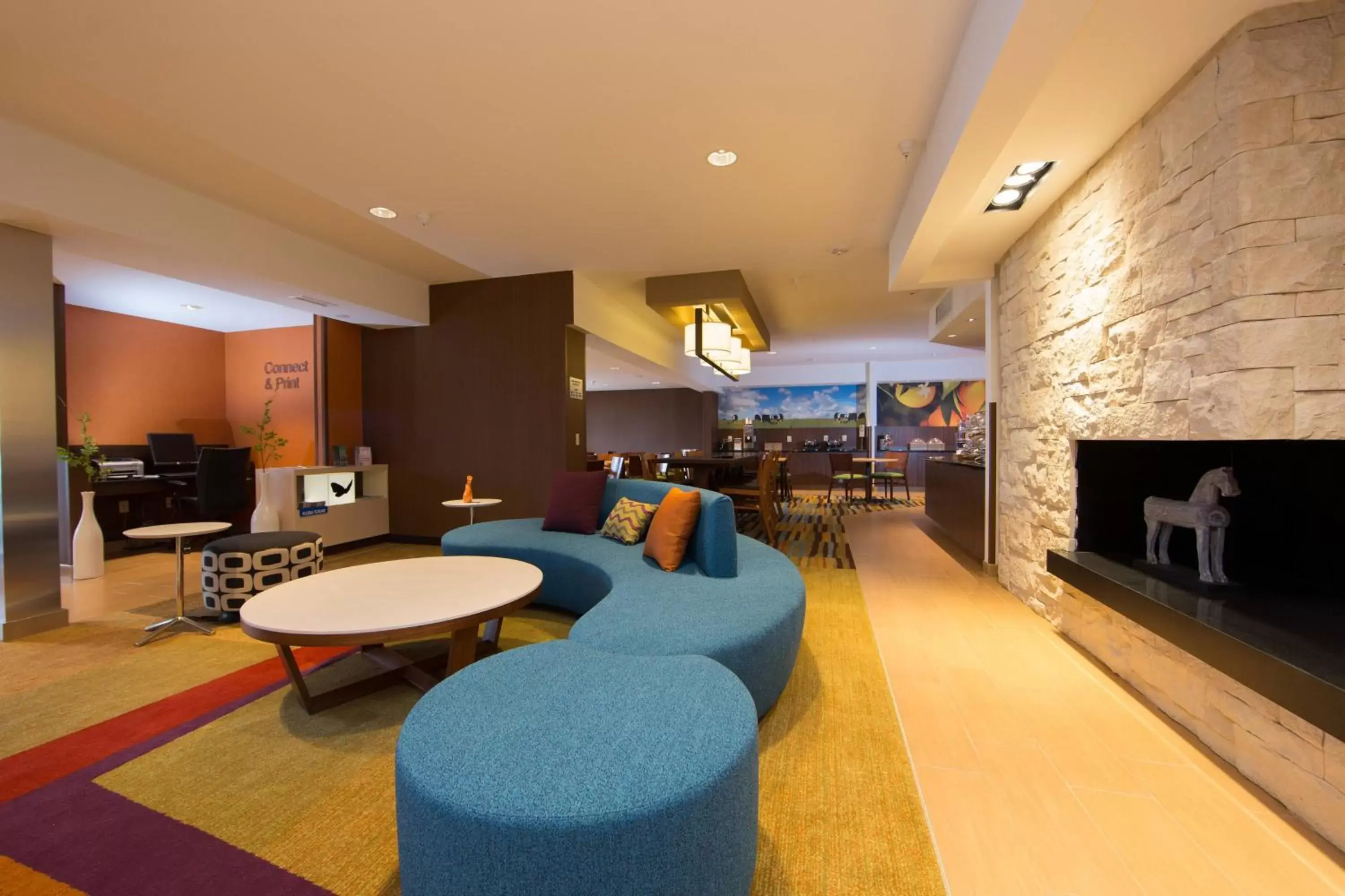 Lobby or reception, Lounge/Bar in Fairfield Inn & Suites Burlington