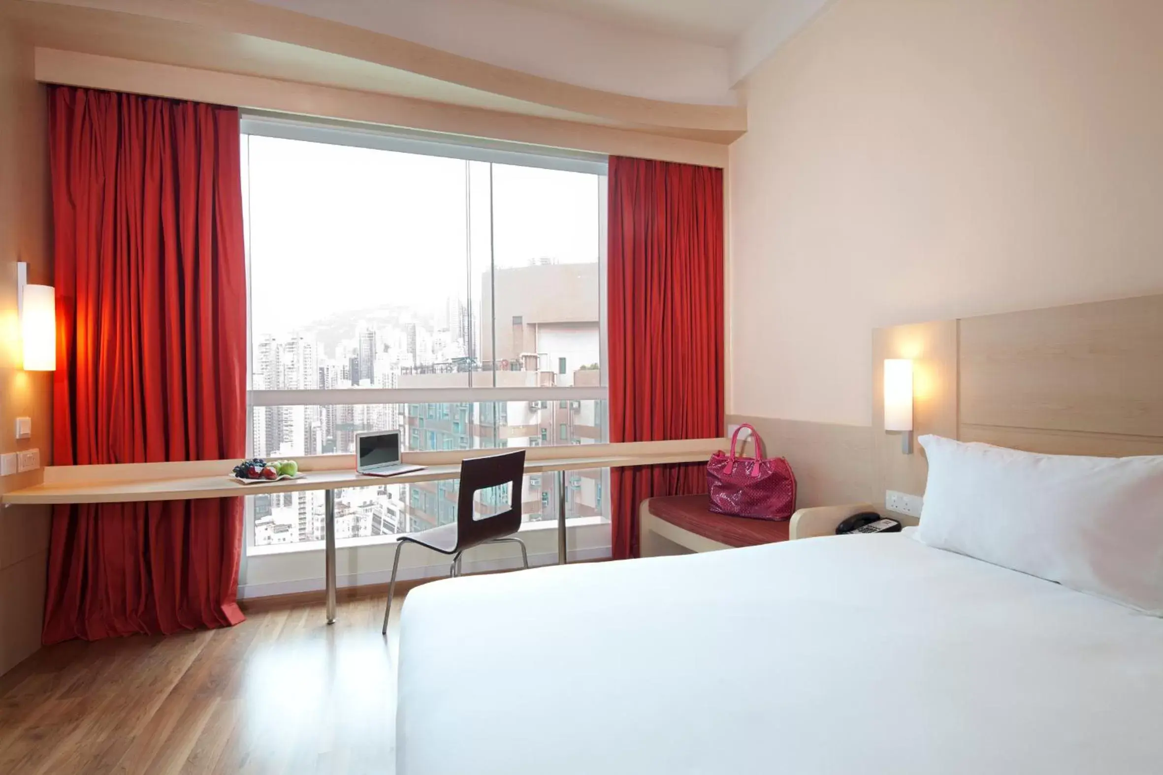 City view, Bed in Ibis Hong Kong Central & Sheung Wan