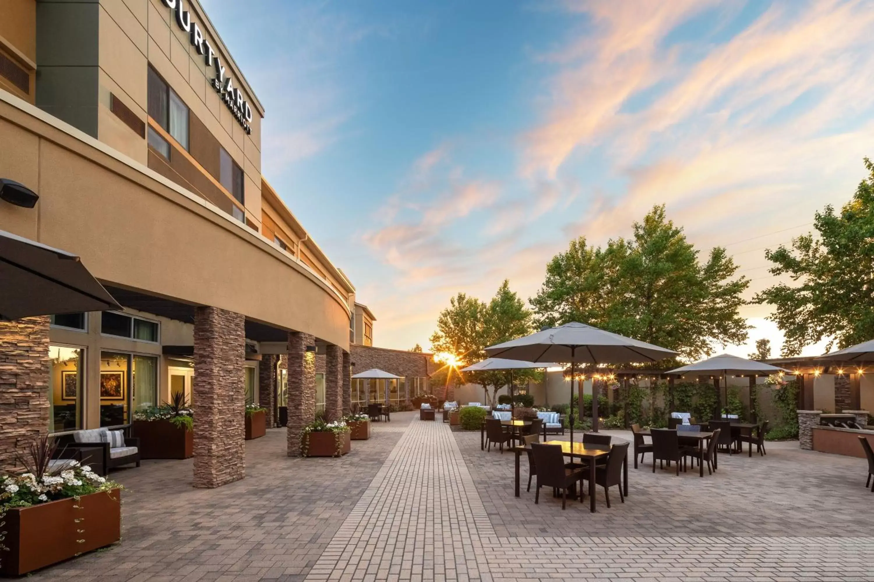 Property building, Restaurant/Places to Eat in Courtyard Mankato Hotel & Event Center