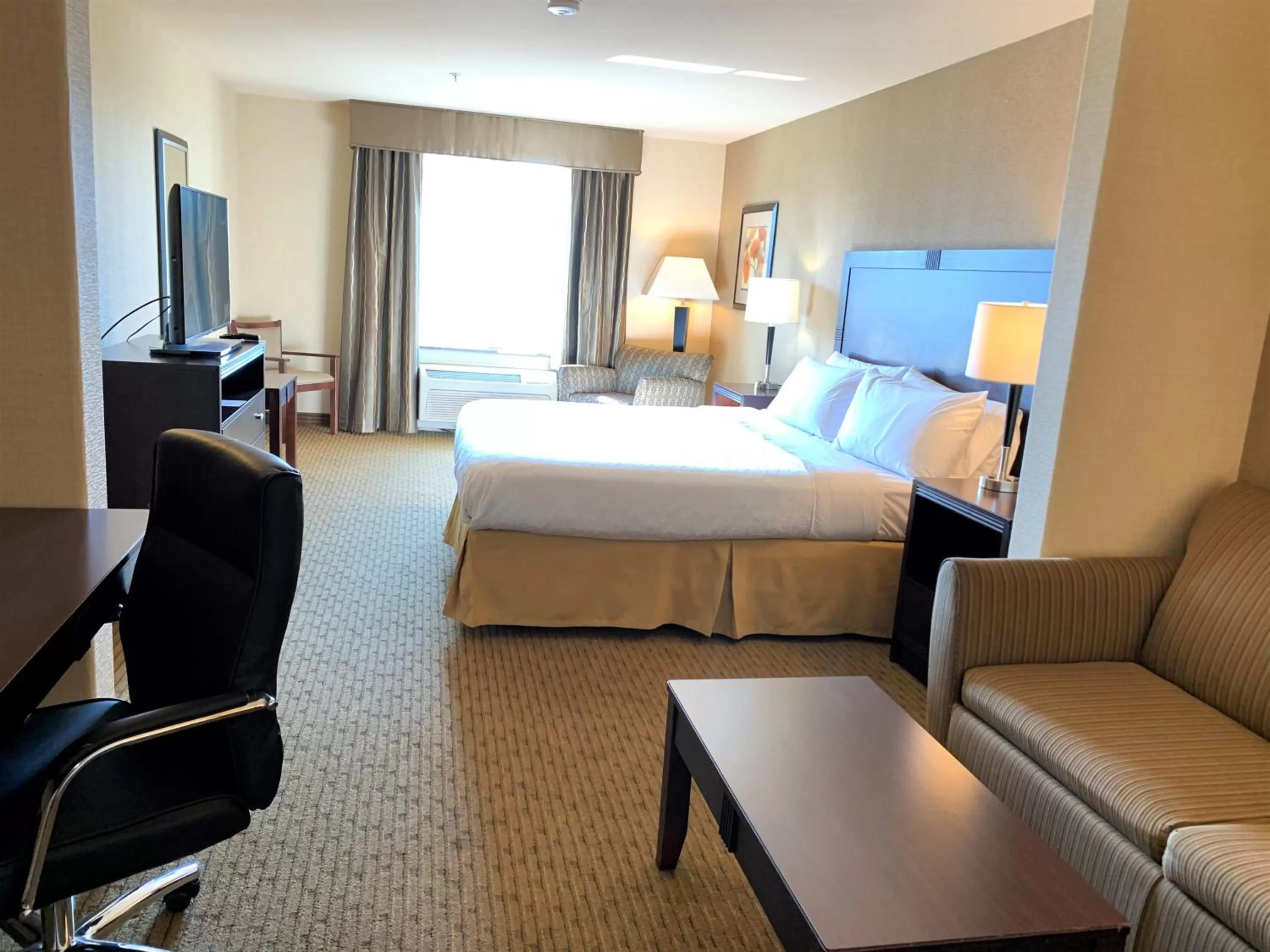 Photo of the whole room, Bed in Holiday Inn Express Fresno Northwest - Herndon by IHG