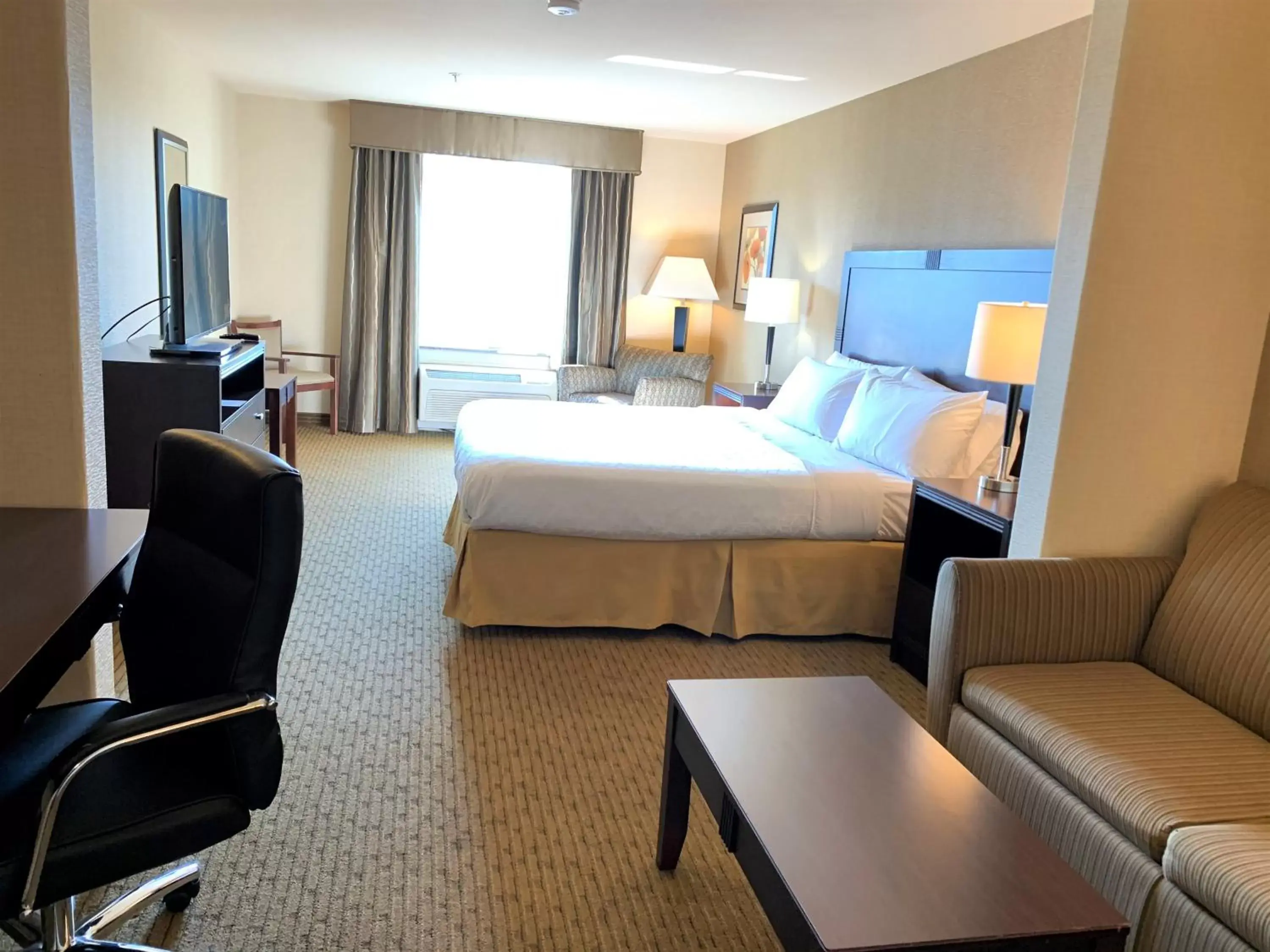 Photo of the whole room in Holiday Inn Express Fresno Northwest - Herndon, an IHG Hotel