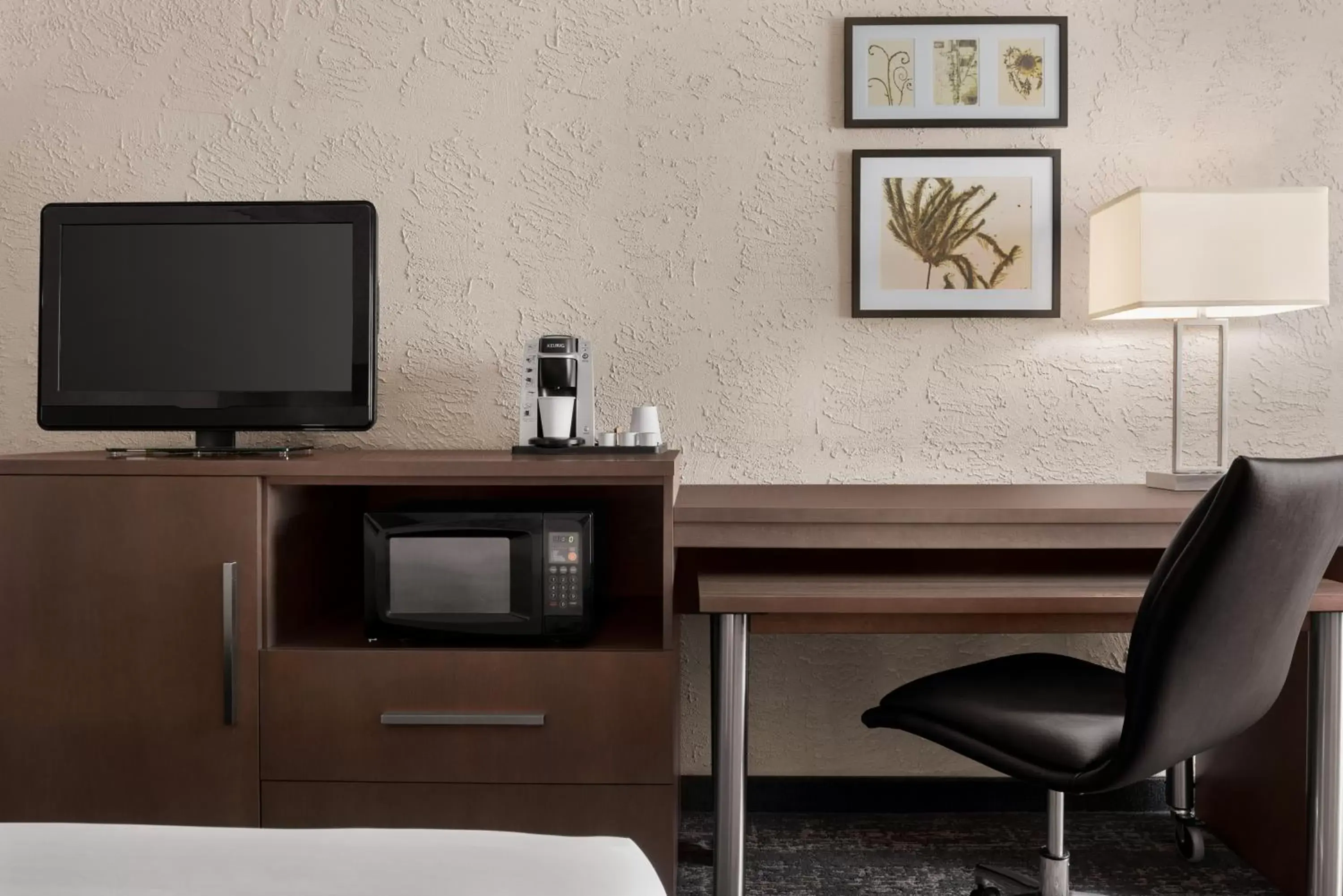 Seating area, TV/Entertainment Center in Country Inn & Suites by Radisson, Mt. Pleasant-Racine West, WI