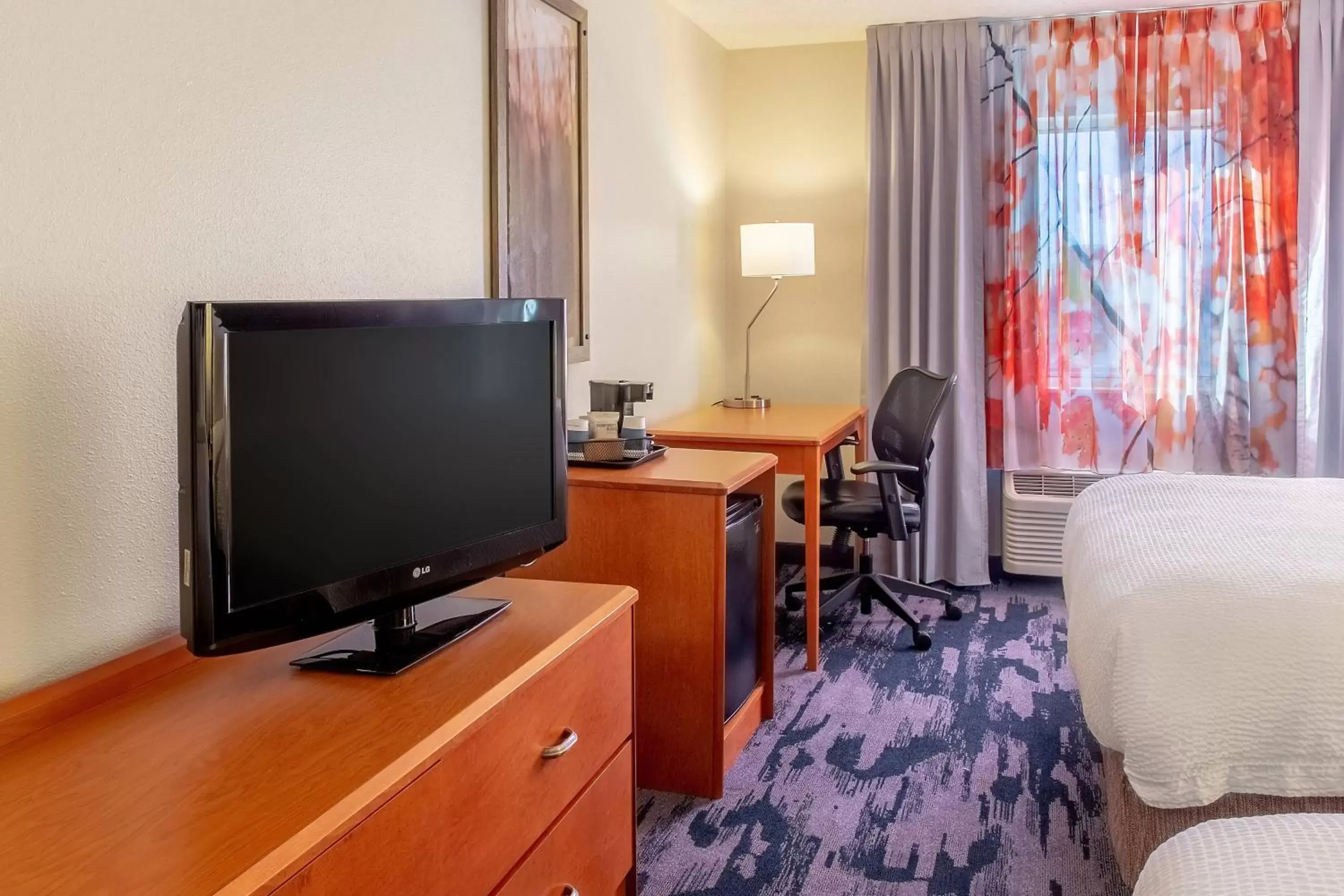 Photo of the whole room, TV/Entertainment Center in Fairfield Inn & Suites Minneapolis Eden Prairie