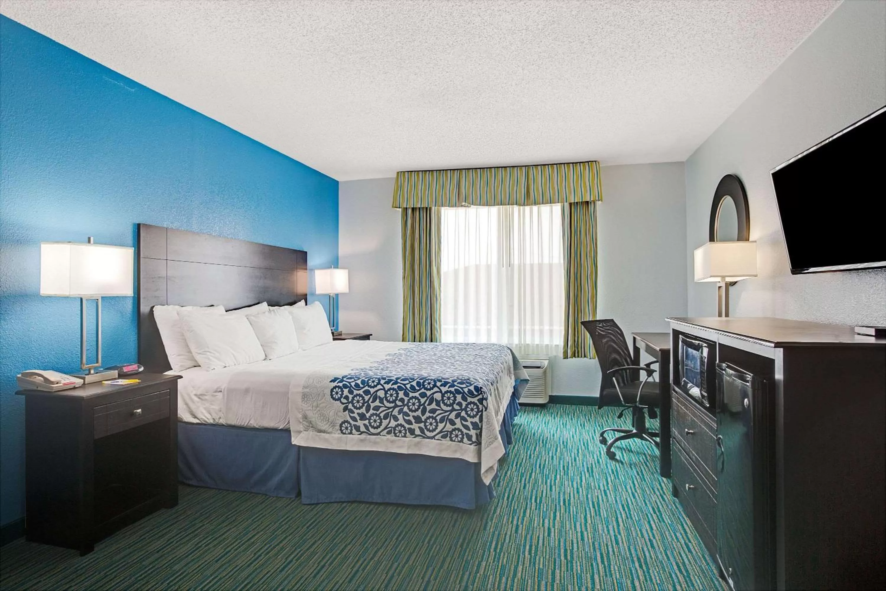 Photo of the whole room, Bed in Days Inn by Wyndham Dallas Garland West