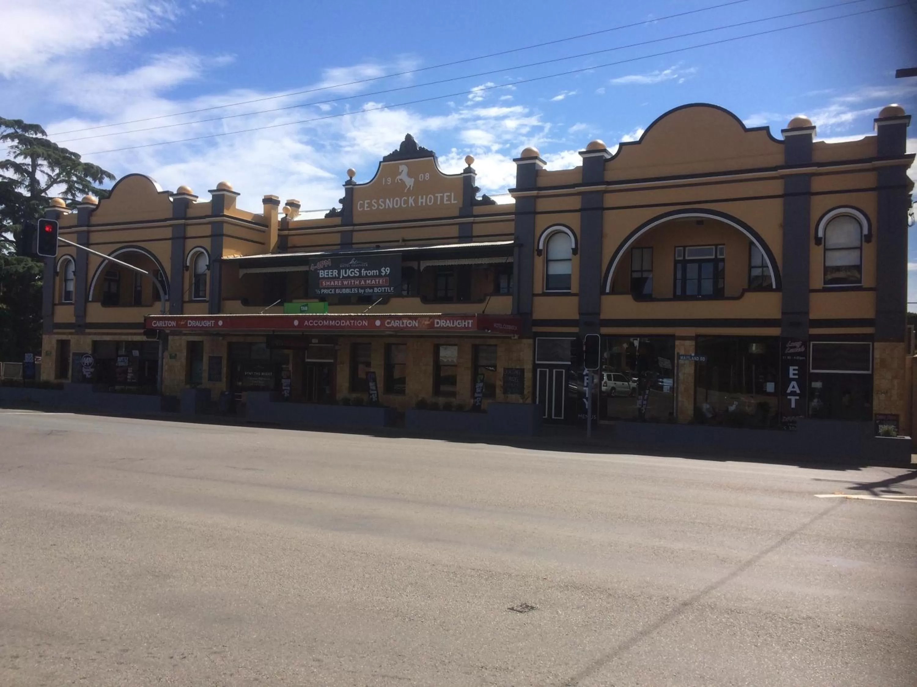 Property building in Hotel Cessnock