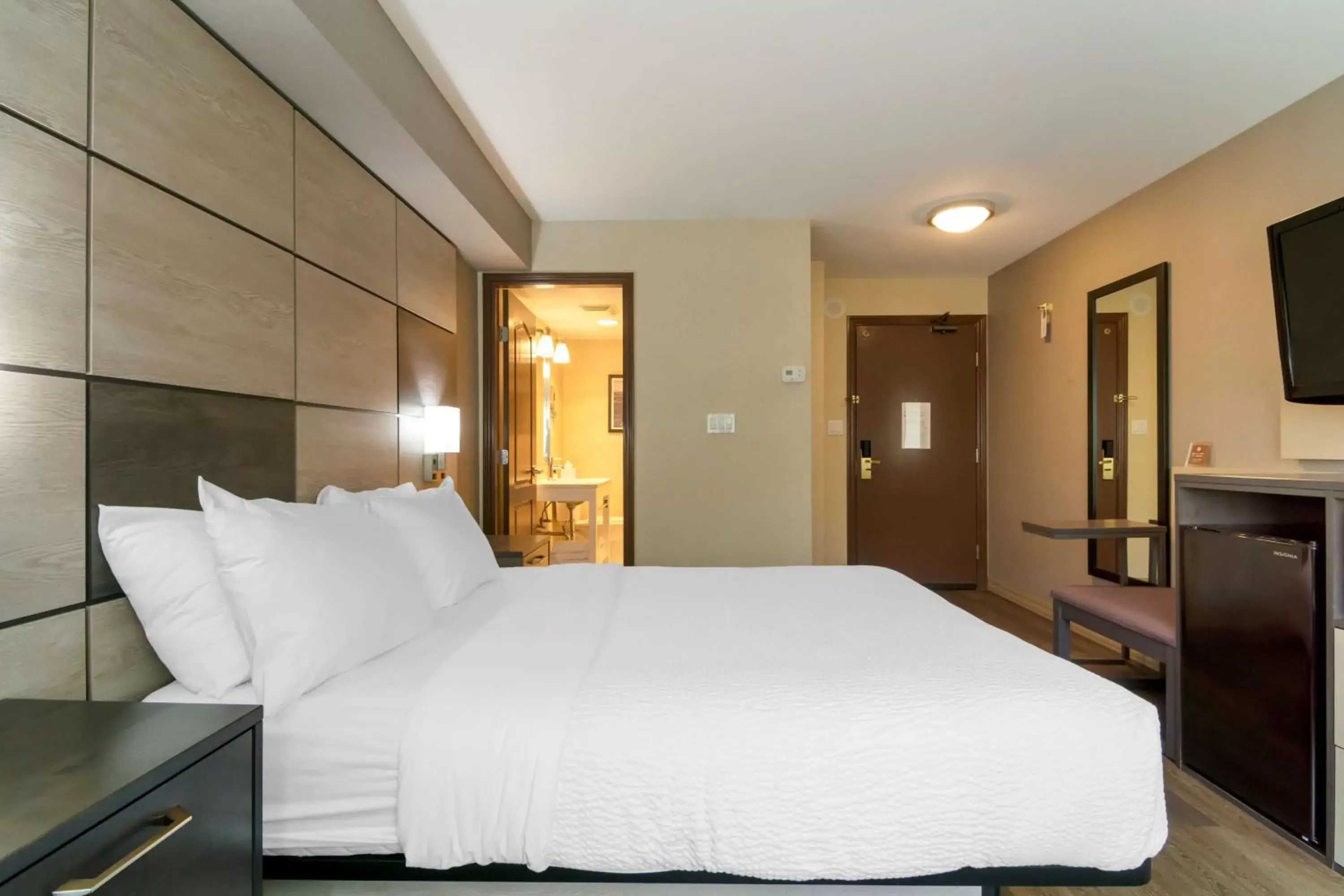 Bedroom, Bed in Best Western Premier Aberdeen Kamloops