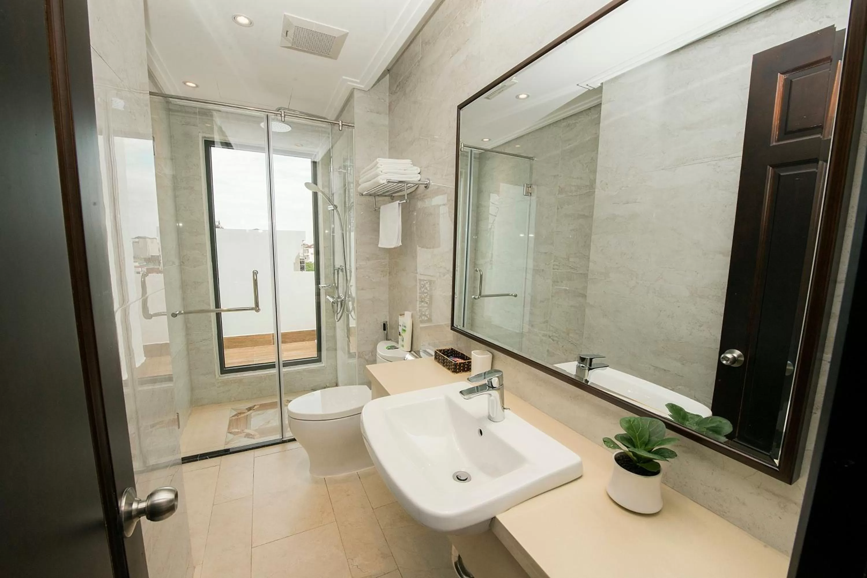 Bathroom in Hong Gia Tue Apartment