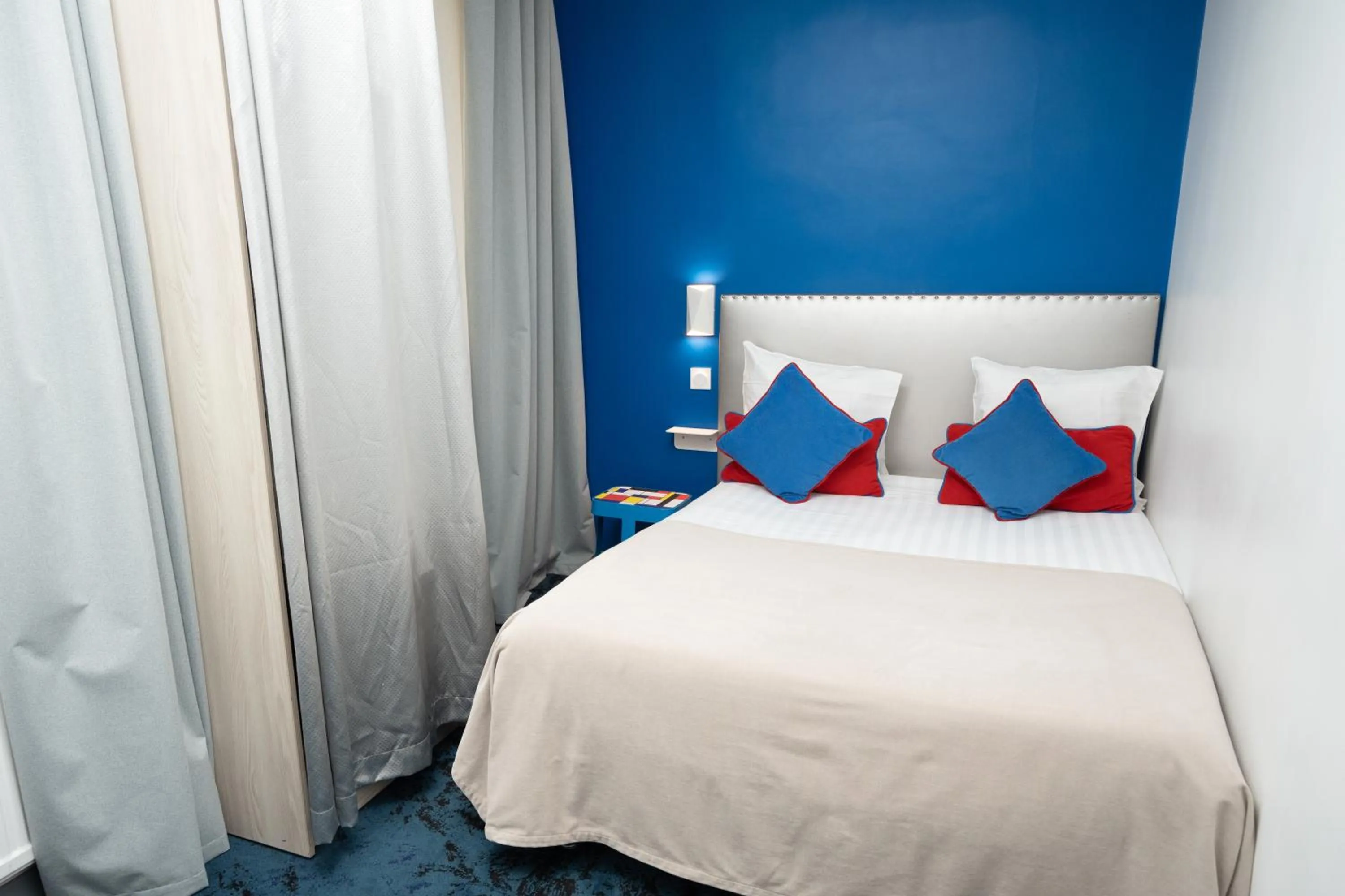 Bed in Hôtel Du Mont Dore Batignolles