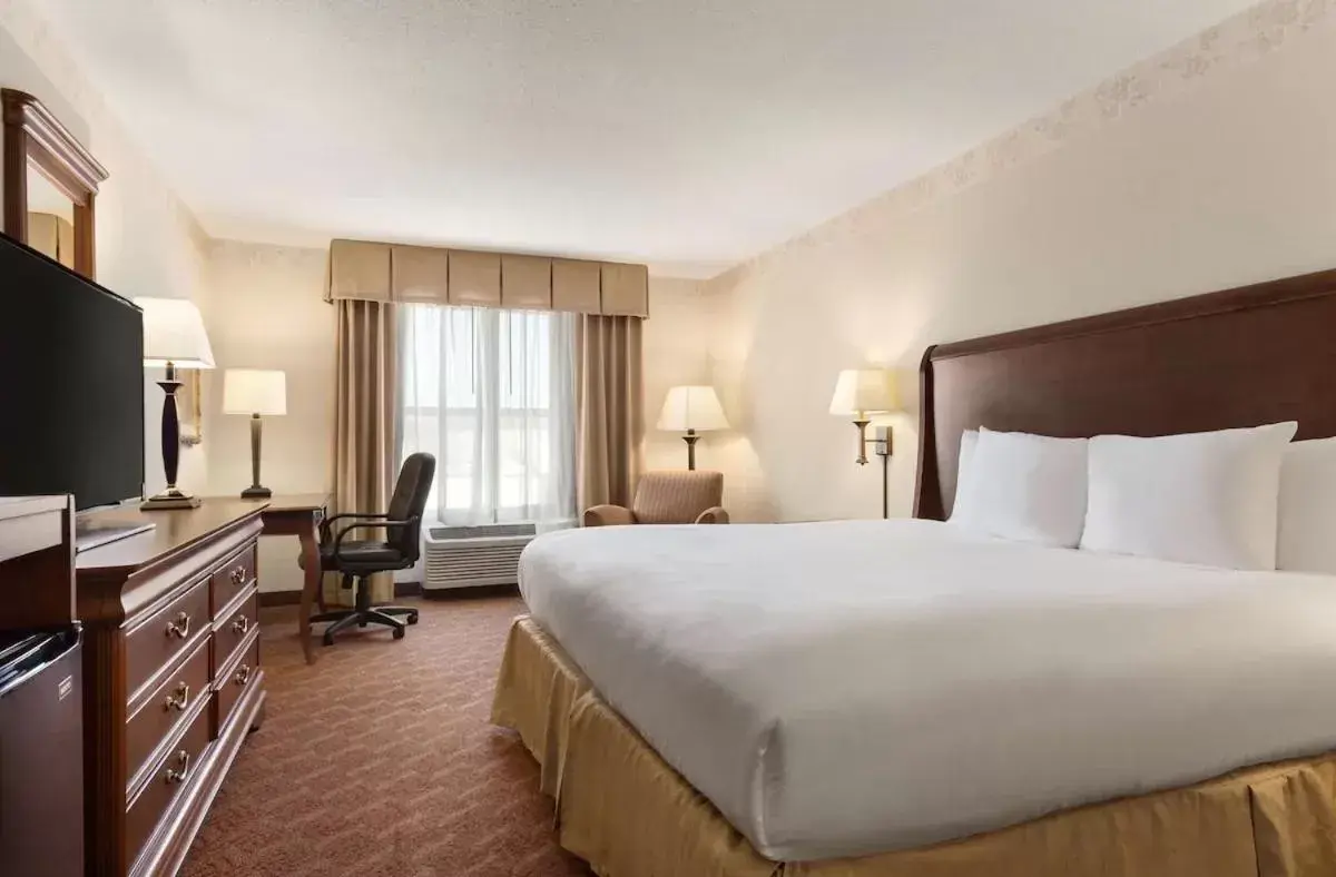 Bed in Country Inn & Suites by Radisson, Potomac Mills Woodbridge, VA