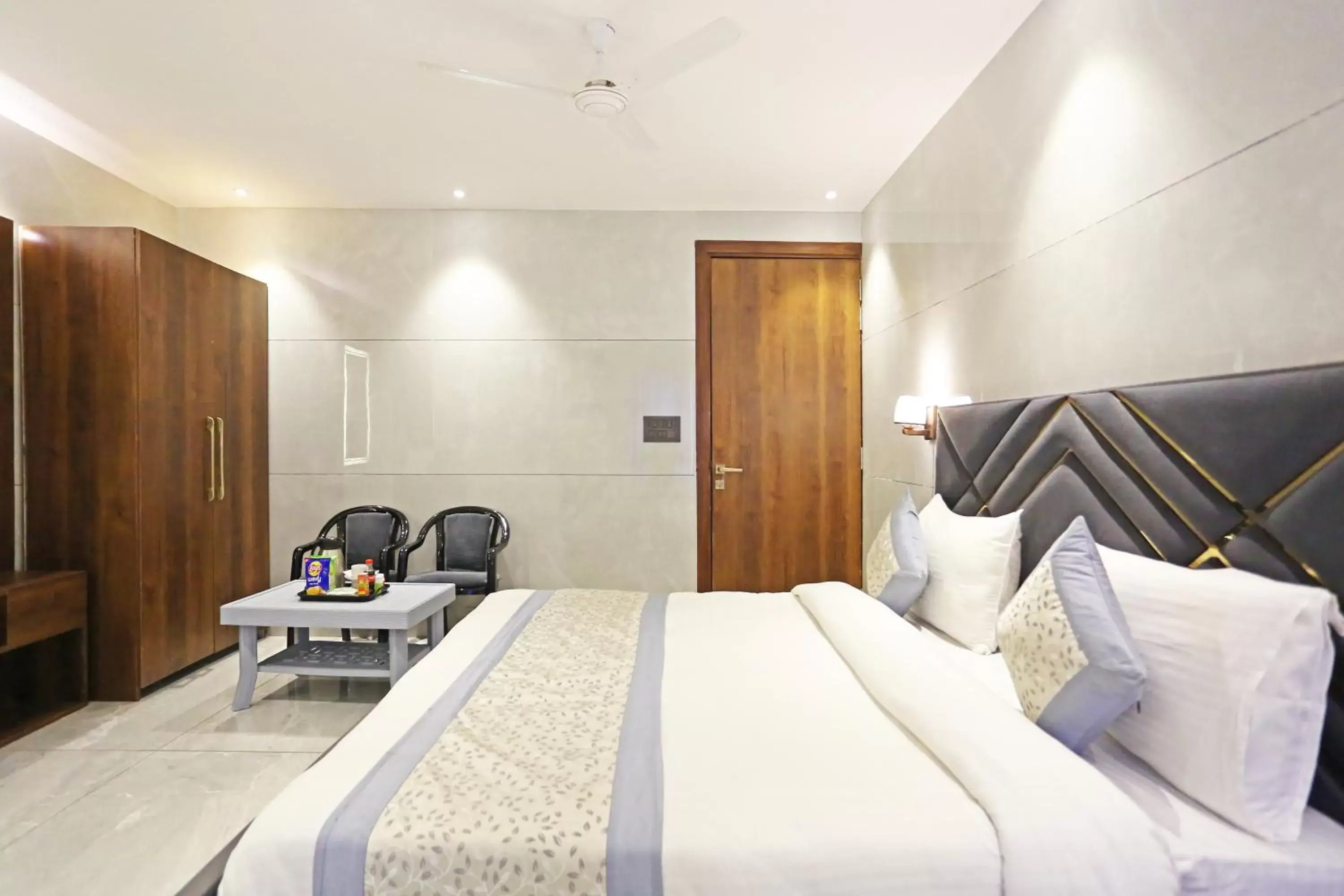 King Room in Hotel Preet Inn 05 Mints Walking Distance Nizamuddin Railway Station King Room in Hotel Preet Inn 05 Mints Walking Distance Nizamuddin Railway Station