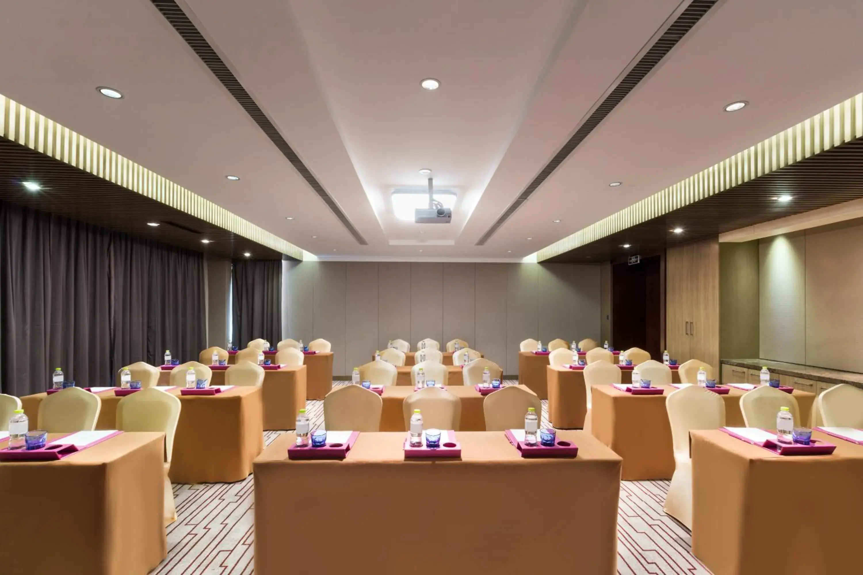 Meeting/conference room in Crowne Plaza Xuzhou Dalong Lake, an IHG Hotel