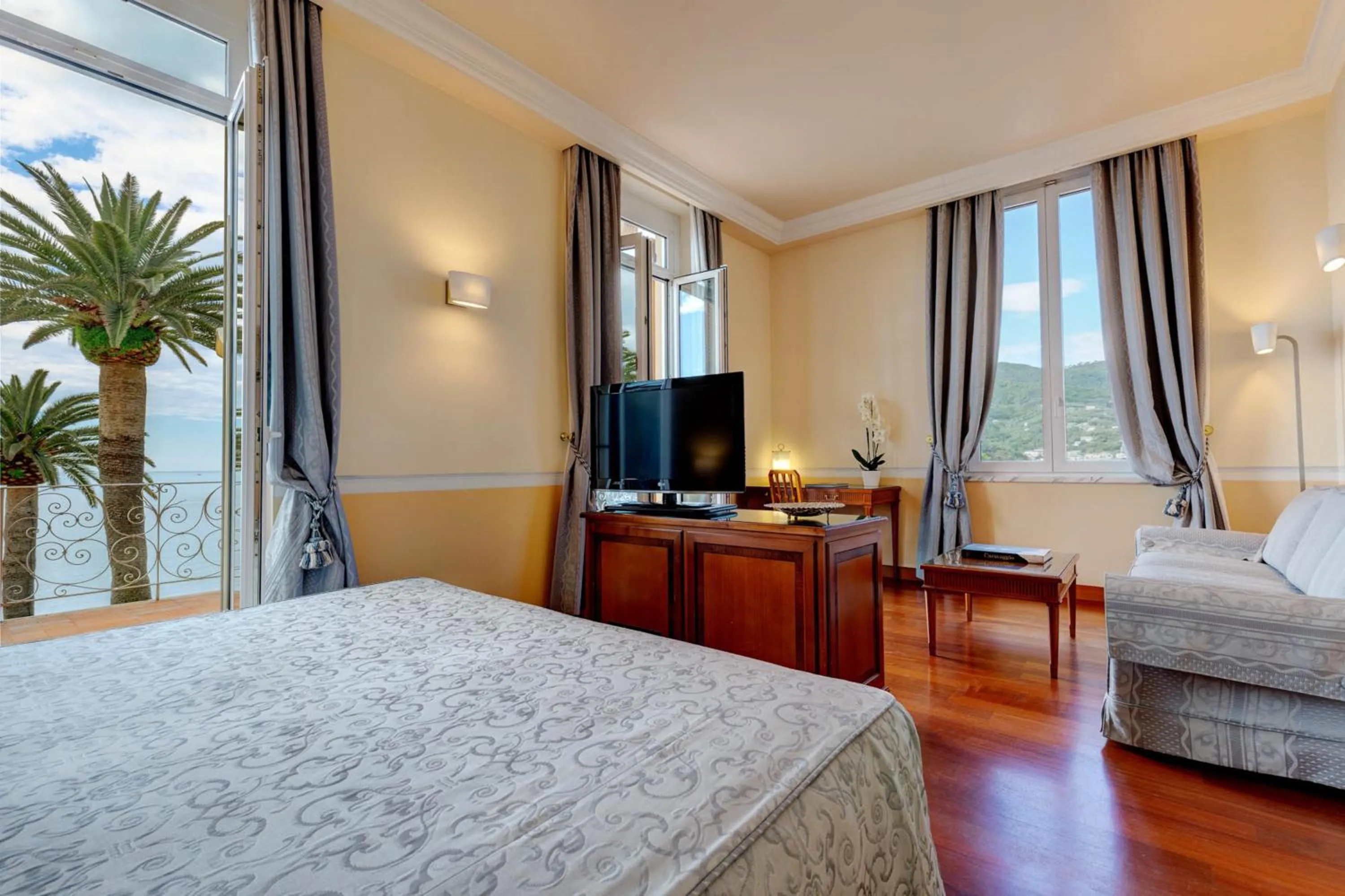 TV and multimedia, Bed in Hotel Continental