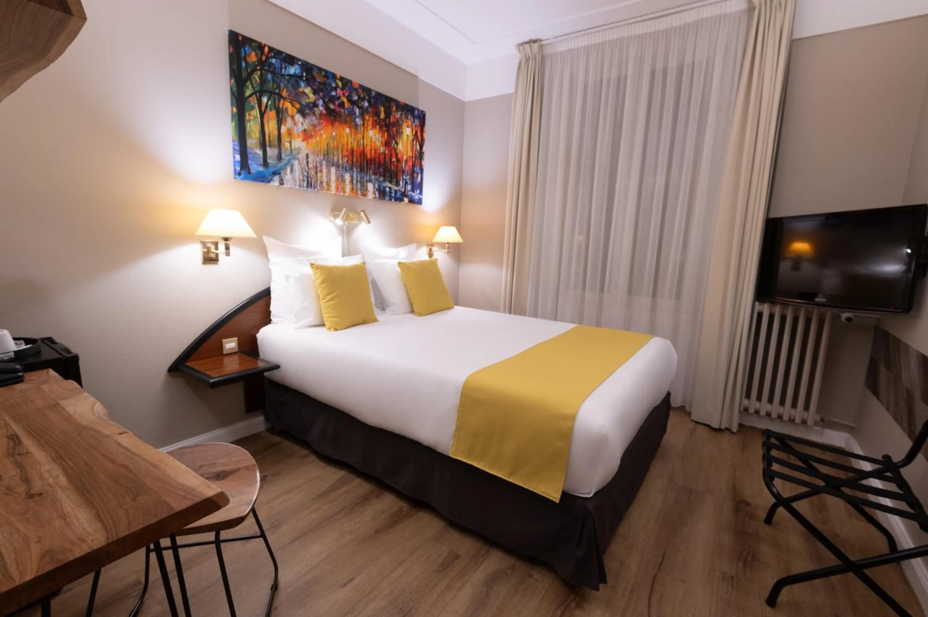 Bedroom, Bed in Grand Hôtel Du Tonneau D'Or