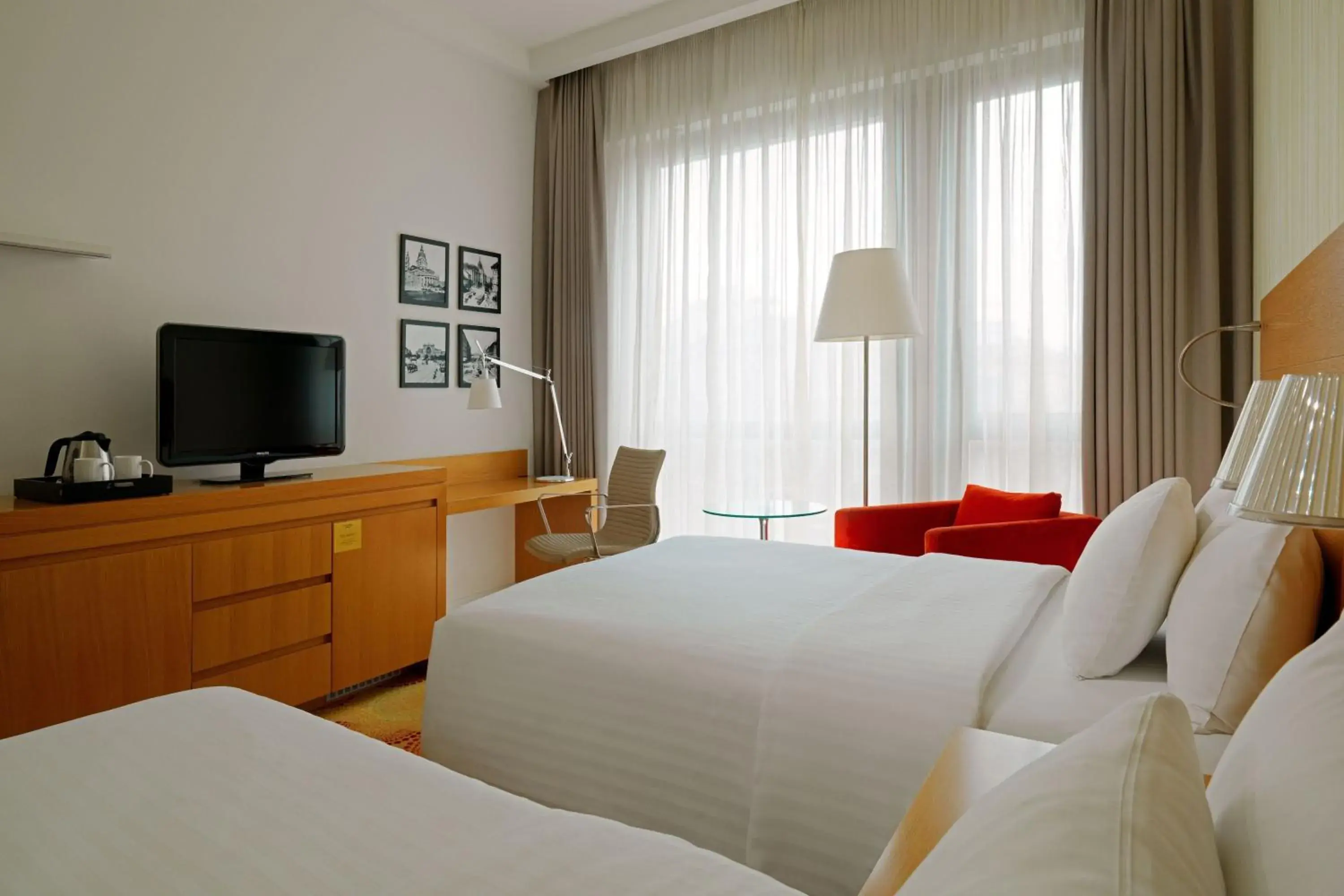 Photo of the whole room, Bed in Courtyard by Marriott Budapest City Center