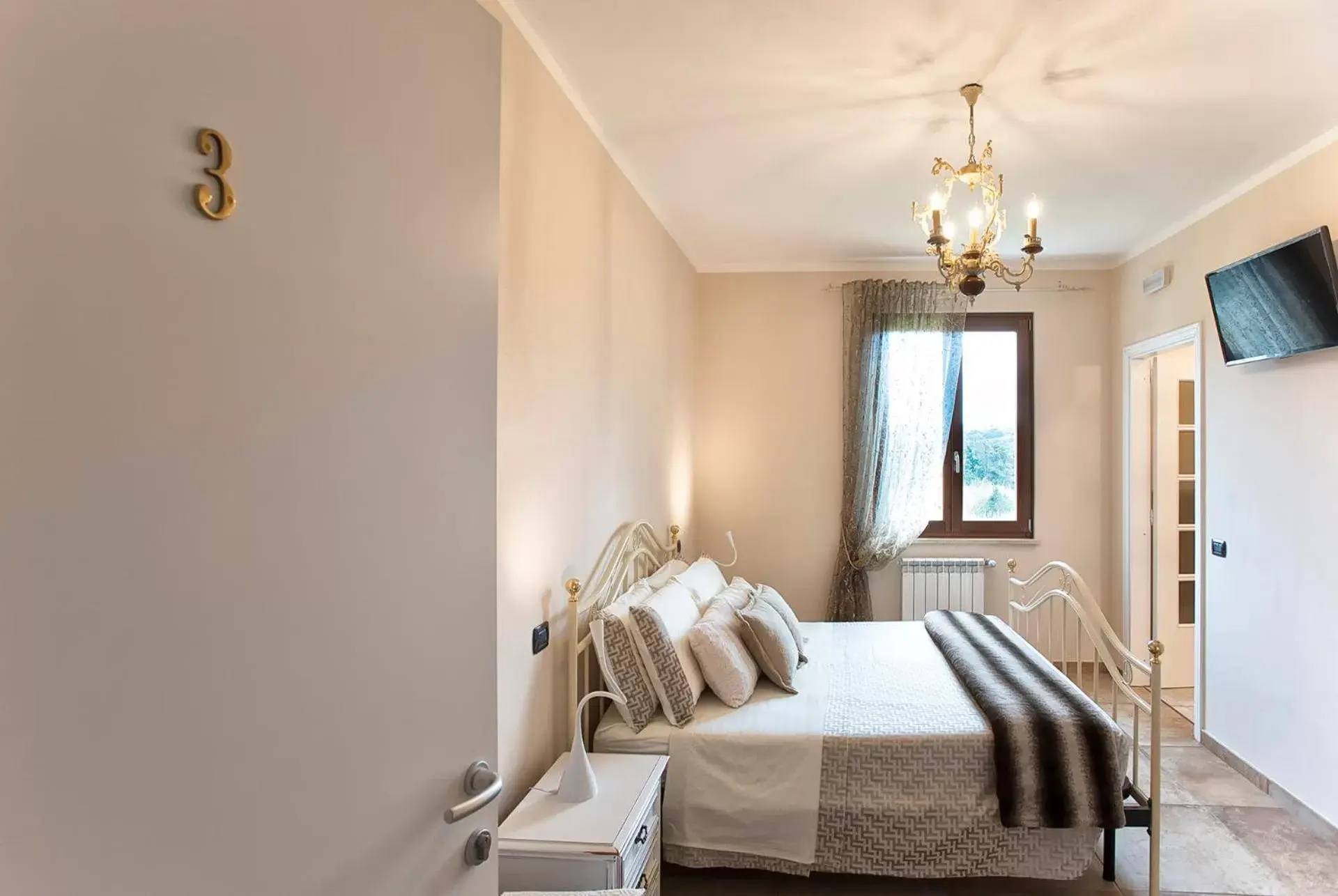 Double Room with Private Bathroom - single occupancy in Villa Malvasio Pool and Jacuzzi Room Sassari Double Room with Private Bathroom - single occupancy in Villa Malvasio Pool and Jacuzzi Room Sassari