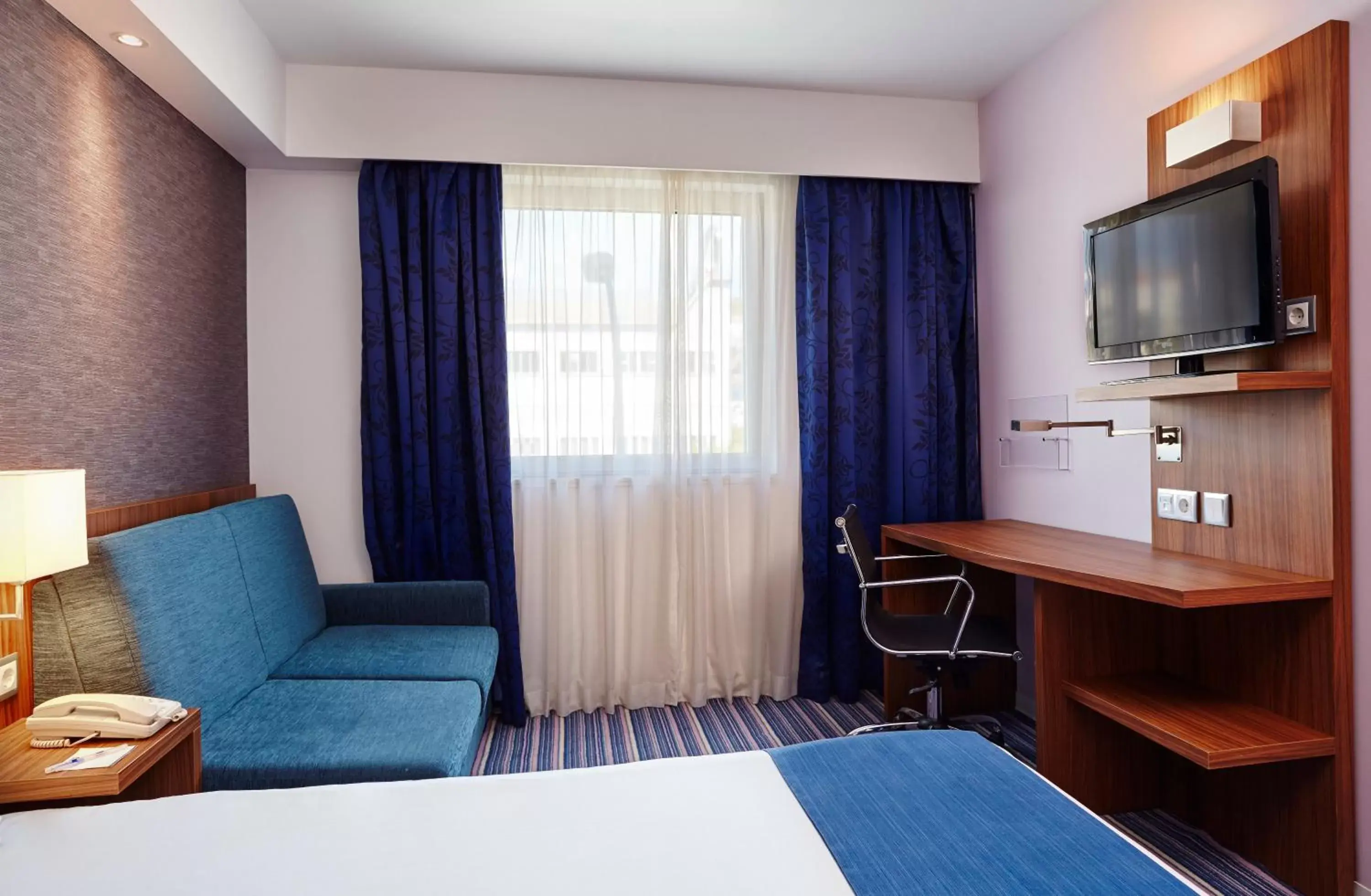 Photo of the whole room, Bed in Holiday Inn Express Lisbon Alfragide, an IHG Hotel