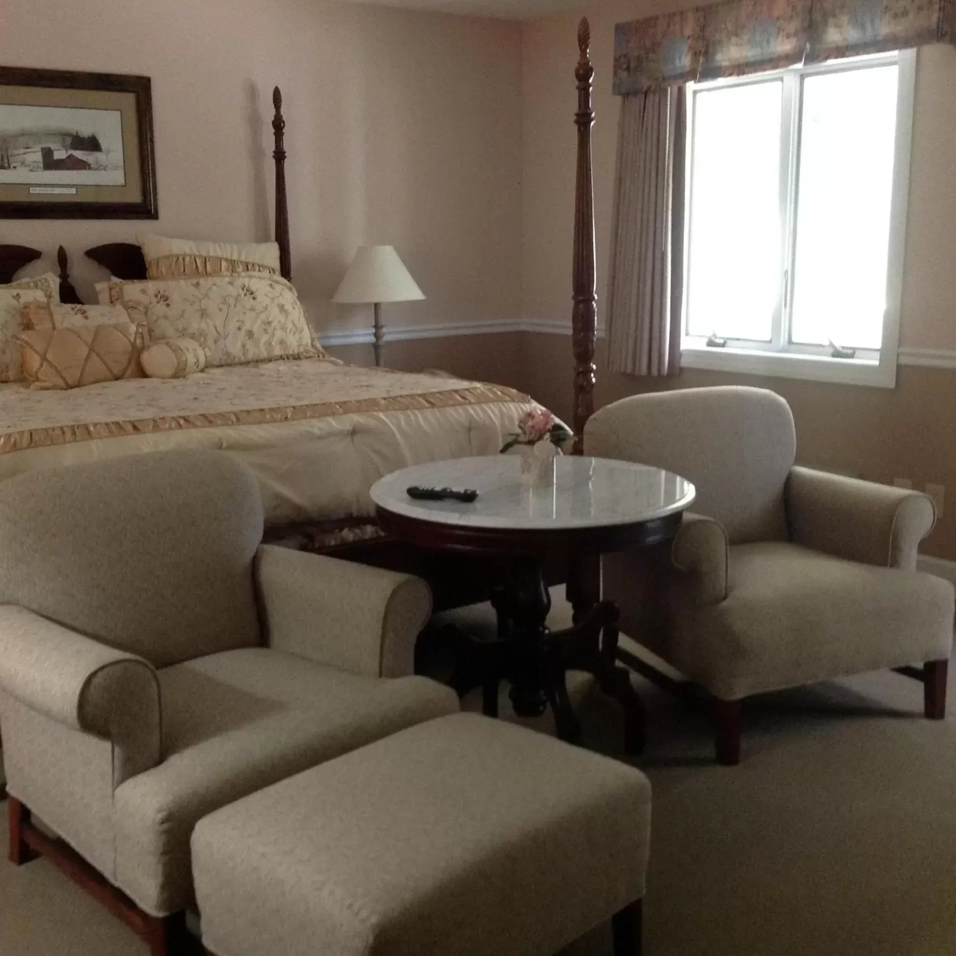 Seating Area in Boxwood Lodge Blowing Rock near Boone-University