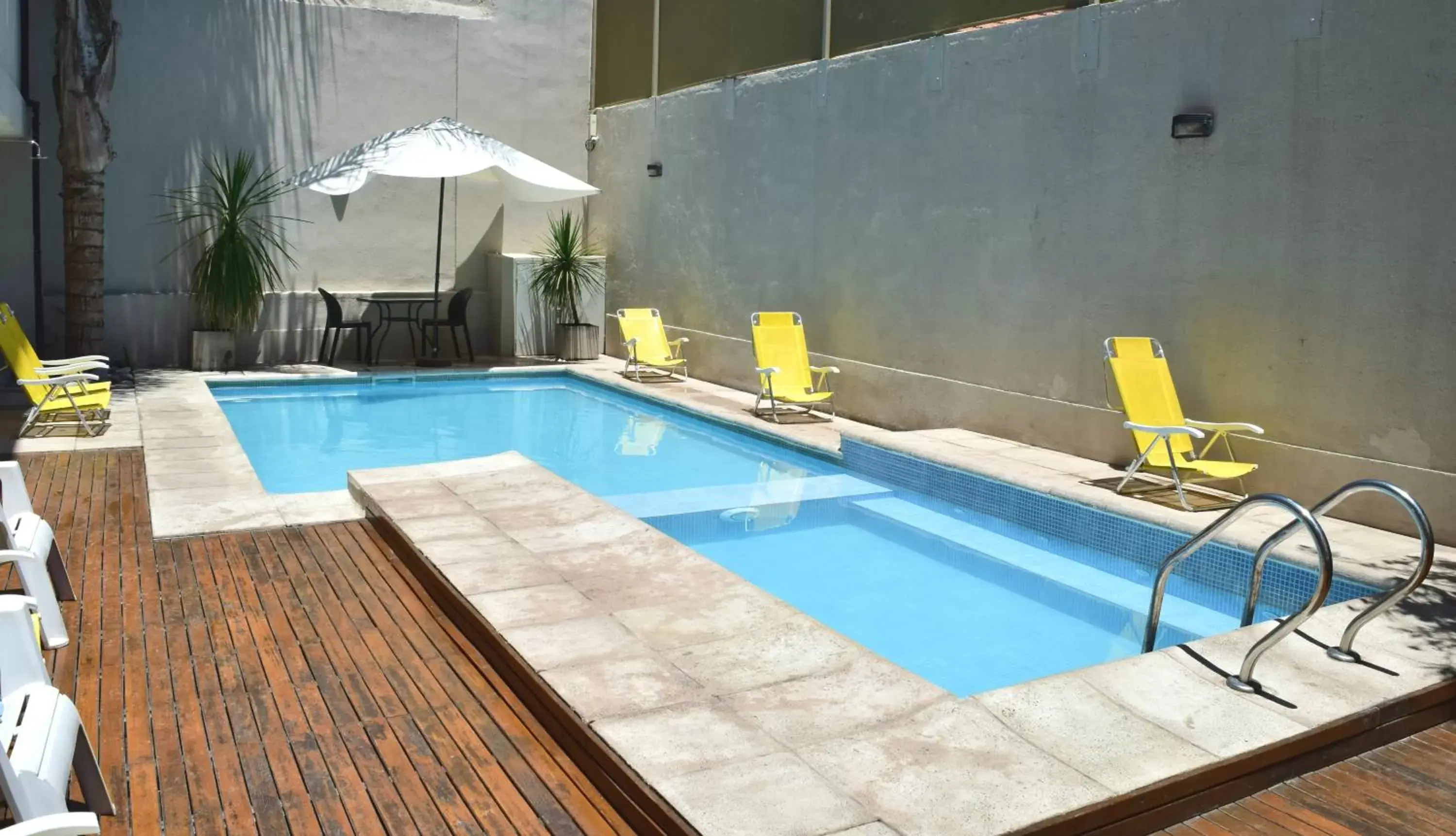 Swimming Pool in Soltigua Apart Hotel Mendoza
