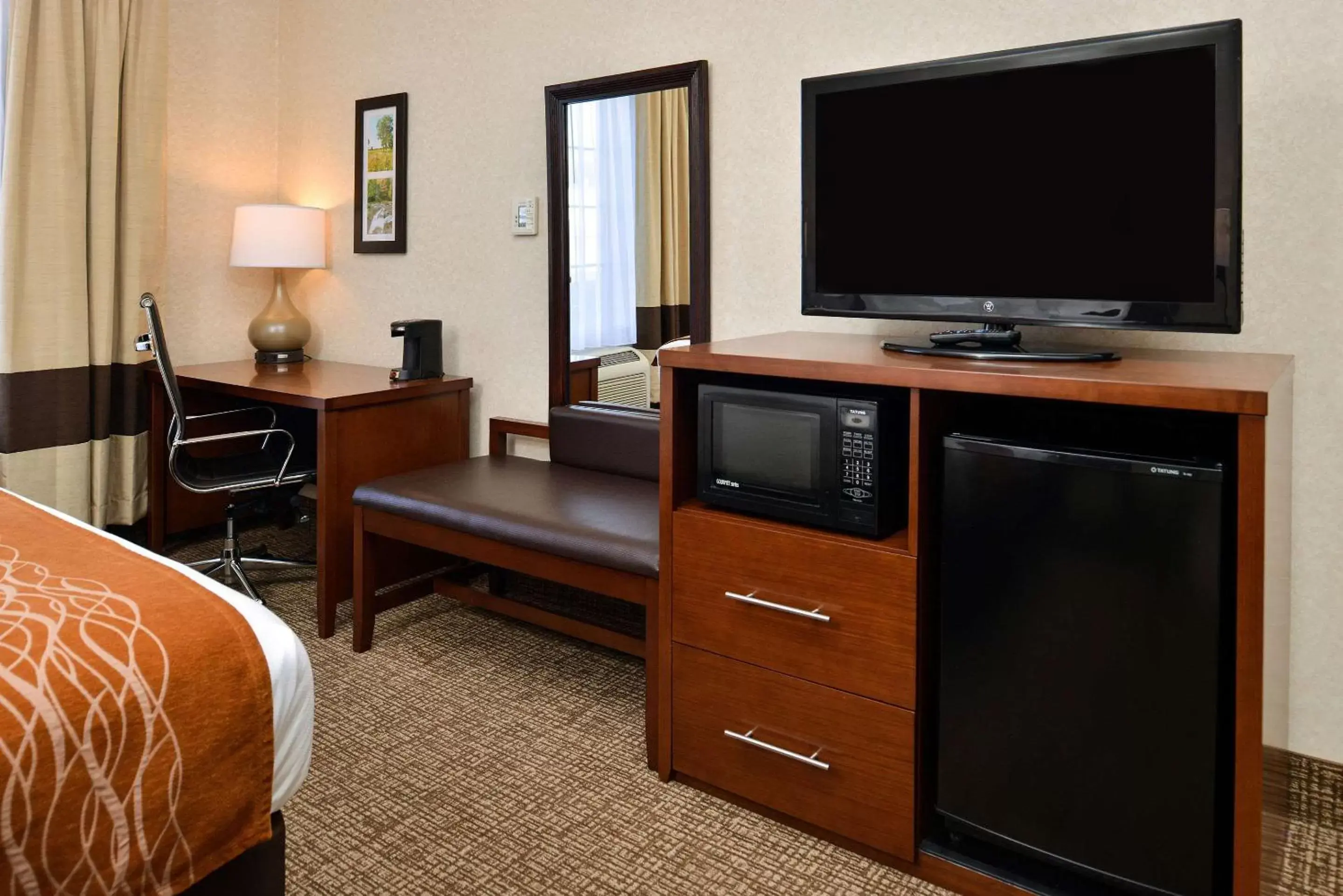 Photo of the whole room, TV/Entertainment Center in Comfort Inn & Suites DeForest