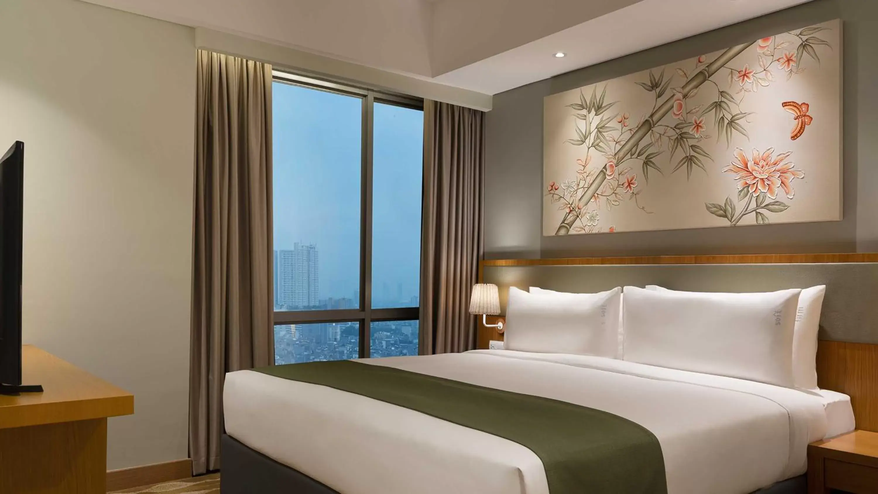 Bedroom, Bed in Holiday Inn & Suites Jakarta Gajah Mada, an IHG Hotel