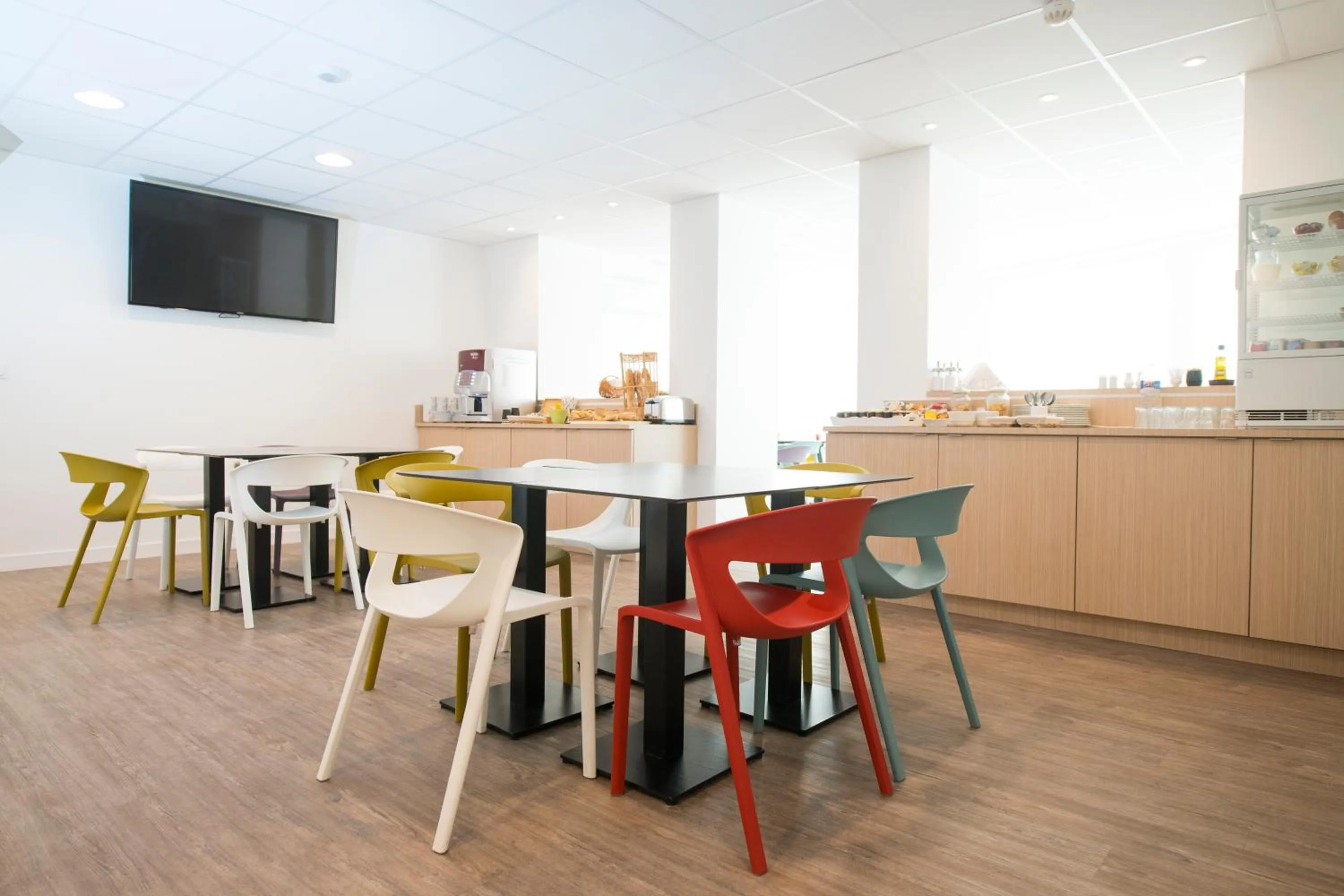 Dining area in The Originals City, Hôtel Chantecler, Le Mans