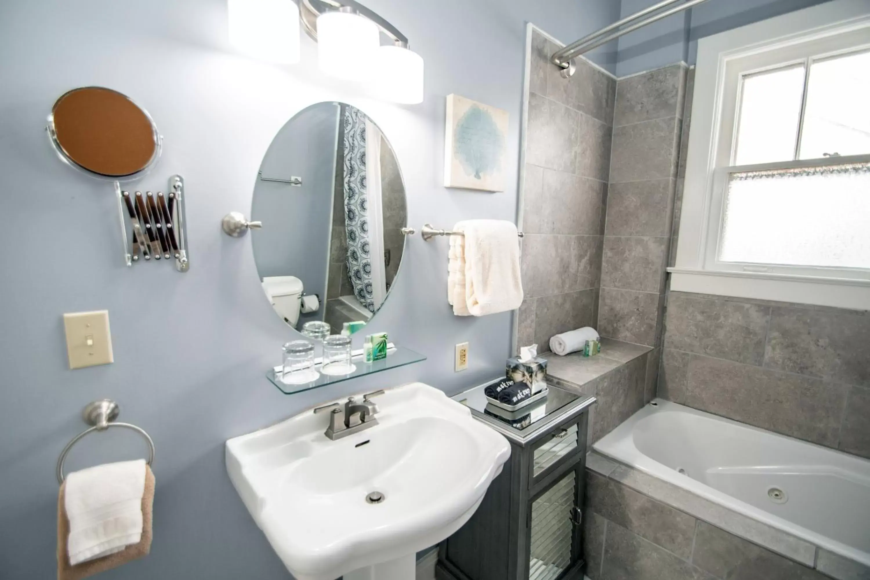 Bathroom in Looking Glass Inn