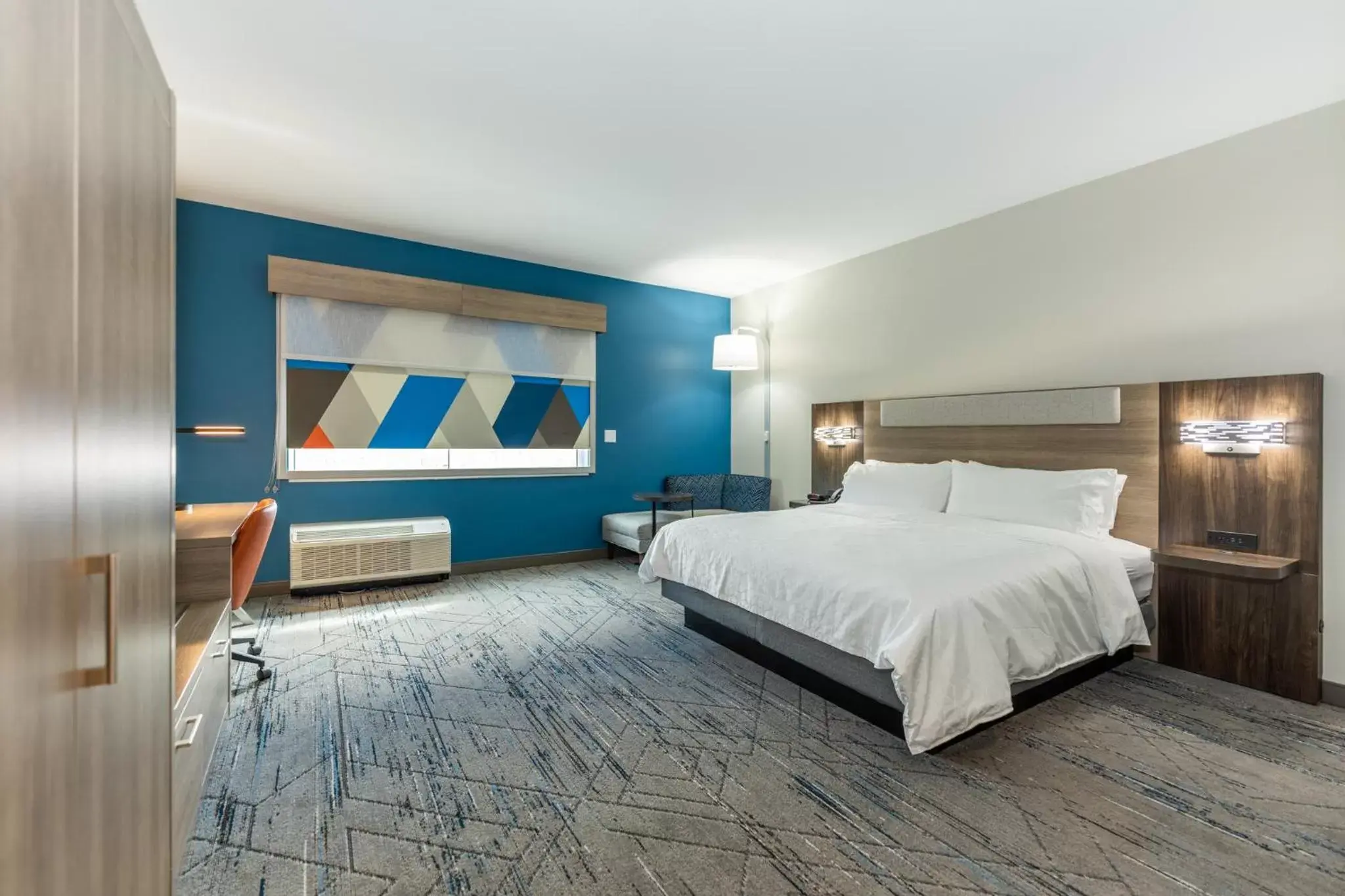 Photo of the whole room, Bed in Holiday Inn Express & Suites Charlottesville, an IHG Hotel