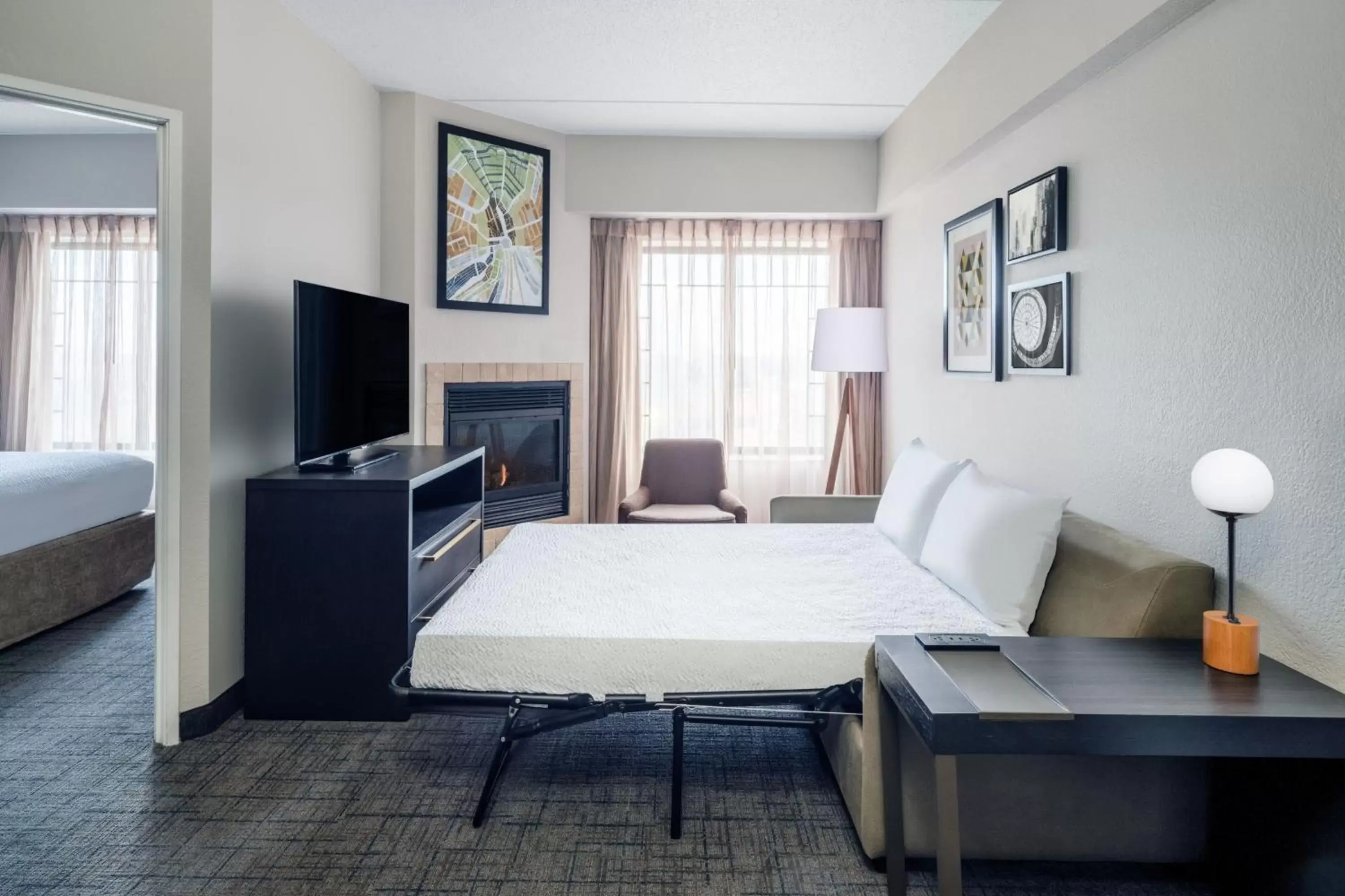 Bedroom, TV/Entertainment Center in Residence Inn by Marriott Chicago Oak Brook