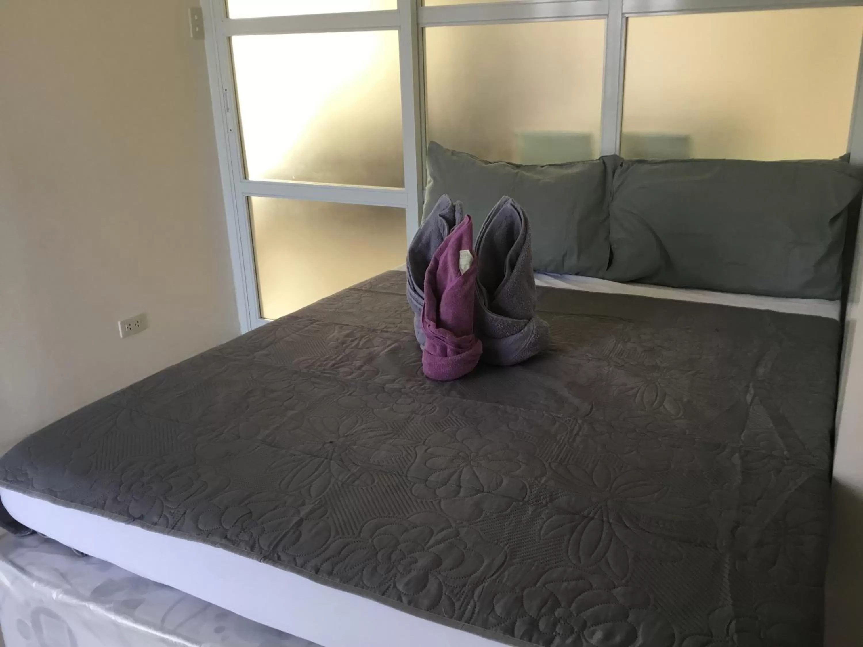 Bed in Condo with Free Swimming Pool & Viewing Deck