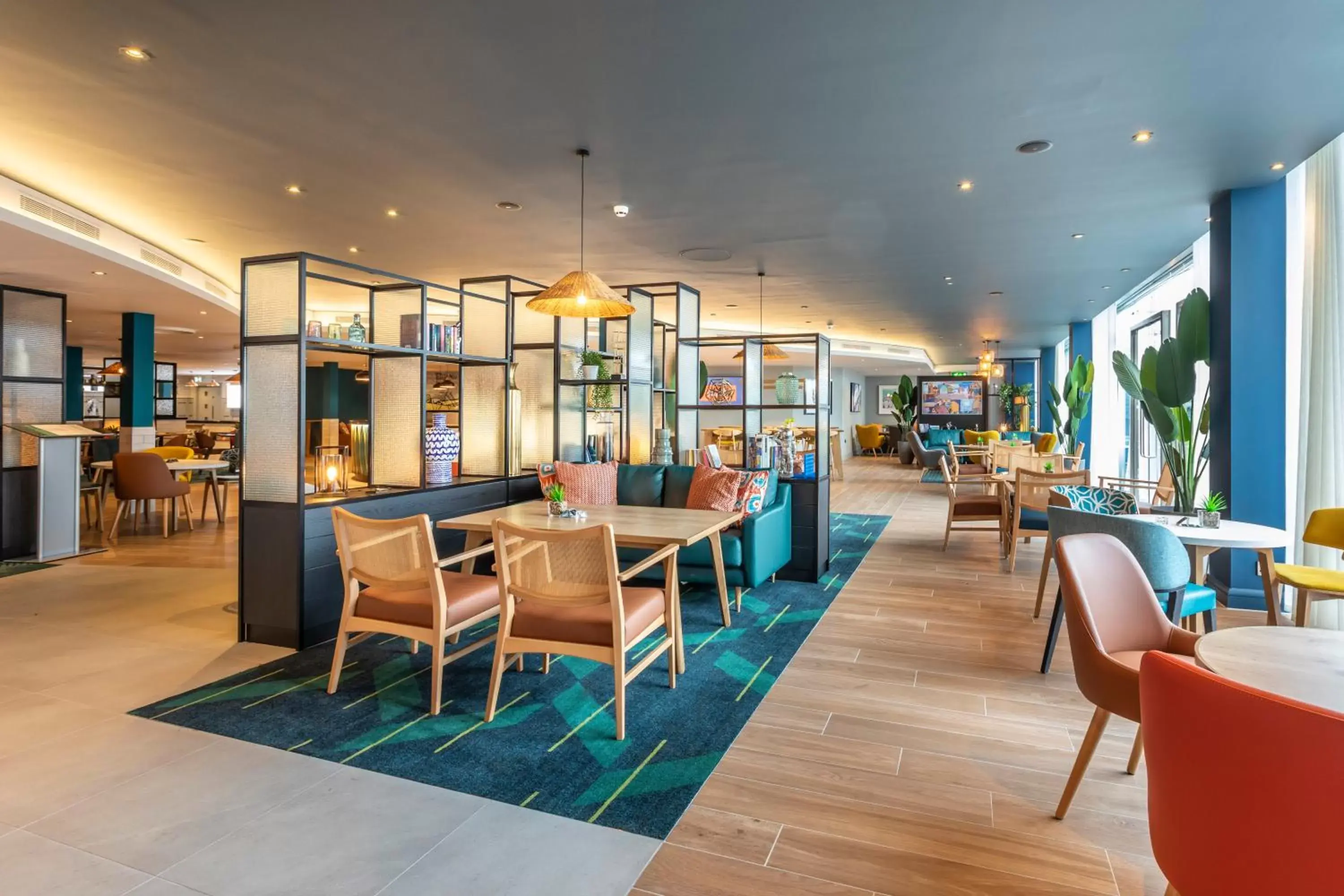 Lounge or bar, Restaurant/Places to Eat in Holiday Inn Oxford, an IHG Hotel