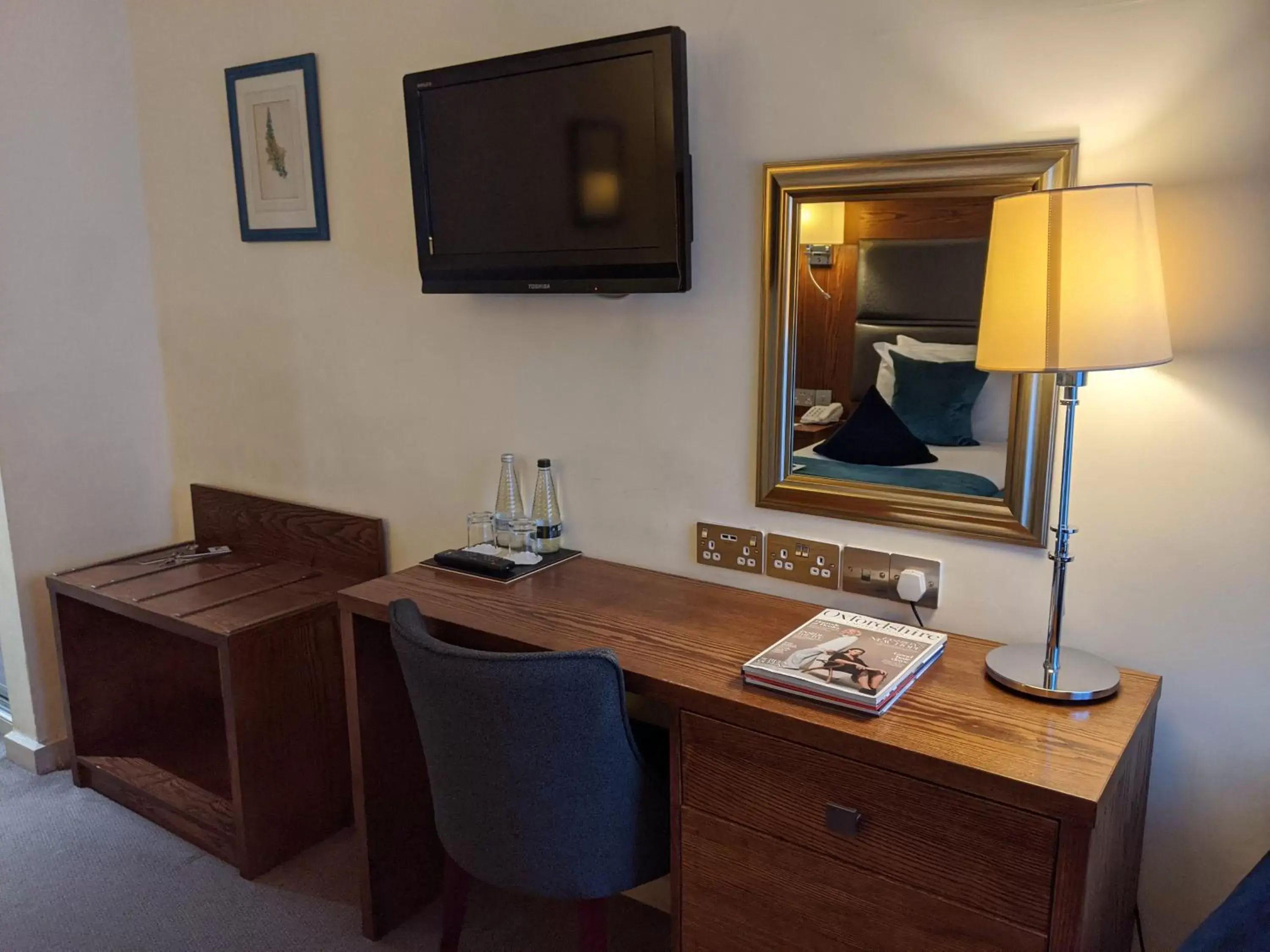 TV and multimedia, TV/Entertainment Center in Cotswold Lodge Hotel