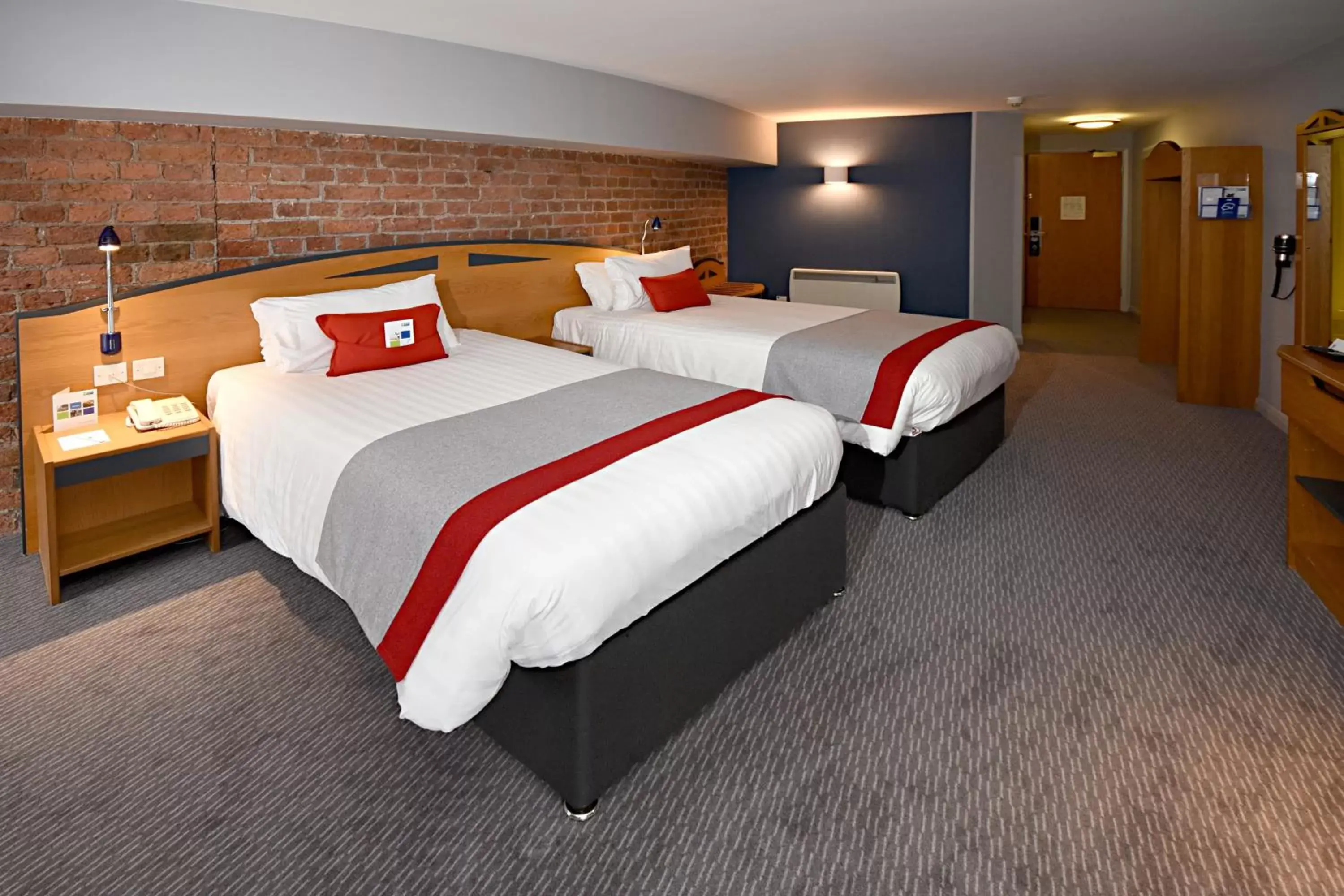 Photo of the whole room, Bed in Holiday Inn Express Liverpool-Albert Dock, an IHG Hotel