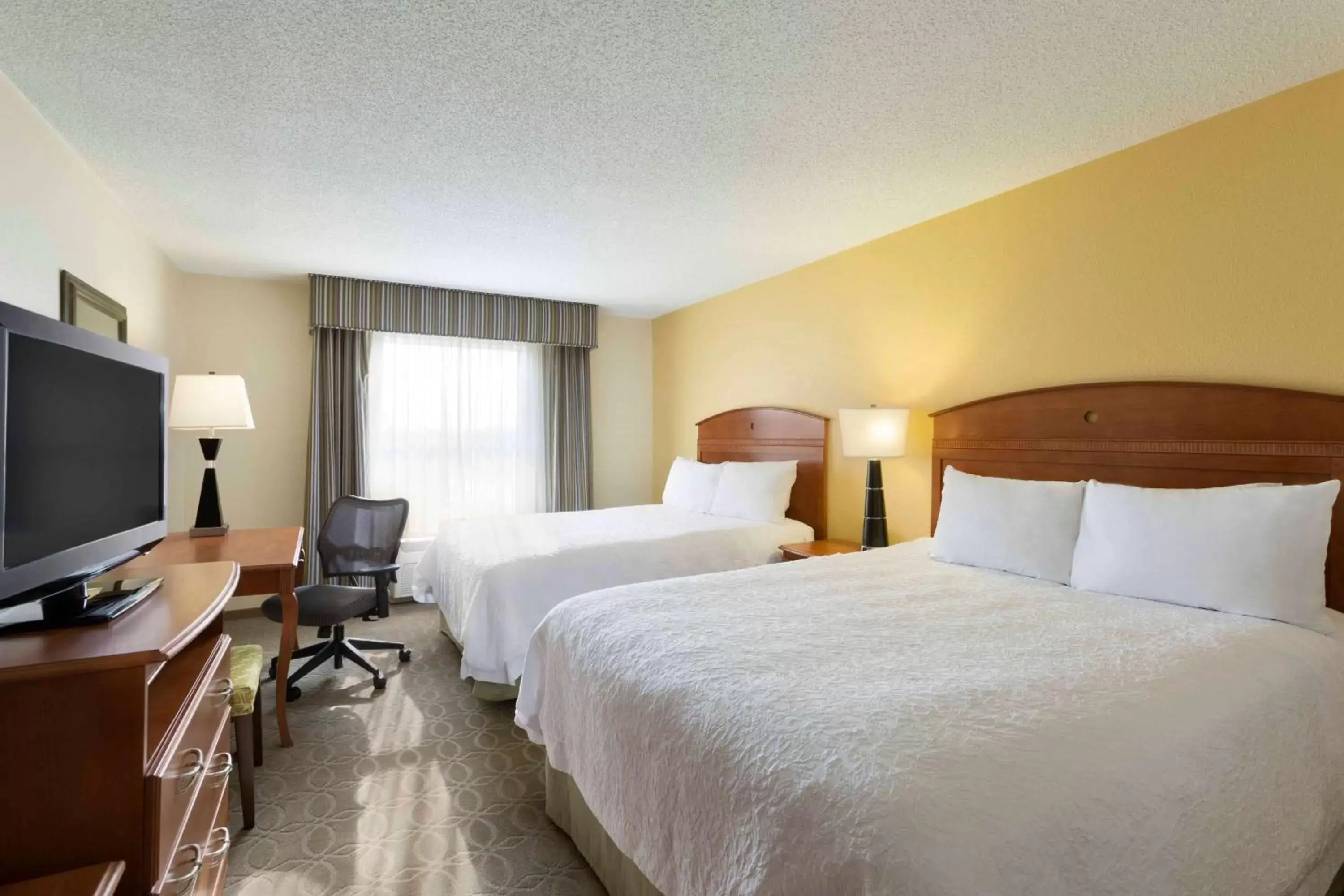 Bed in Hampton Inn Youngstown/Boardman