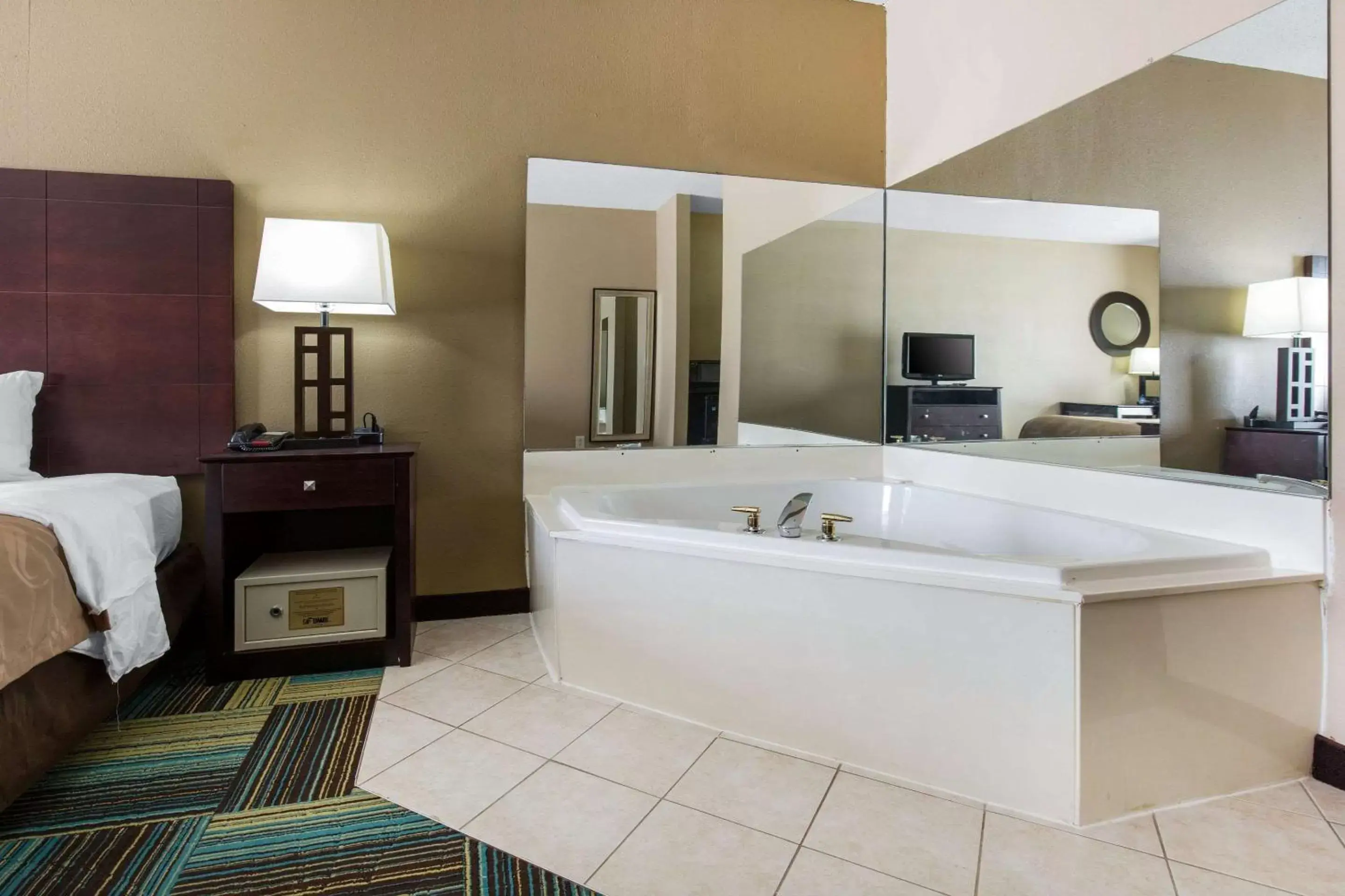 Photo of the whole room, Bathroom in Quality Inn & Suites Arnold