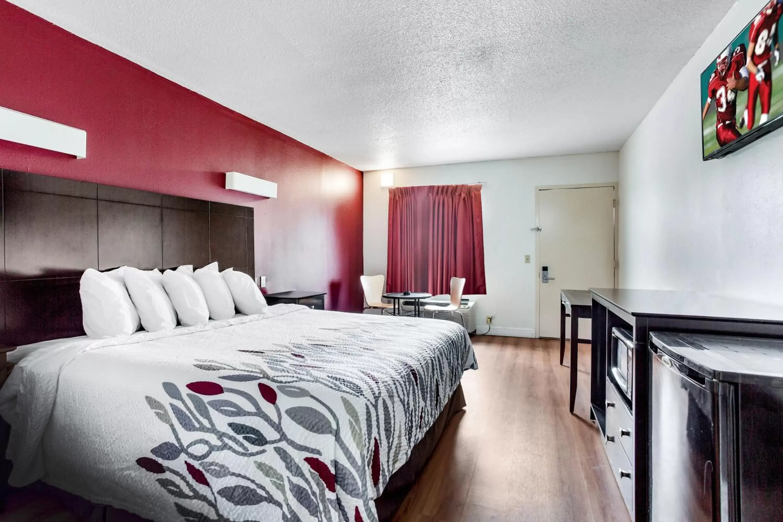 Photo of the whole room, Bed in Red Roof Inn Monteagle - I-24 Photo of the whole room, Bed in Red Roof Inn Monteagle - I-24