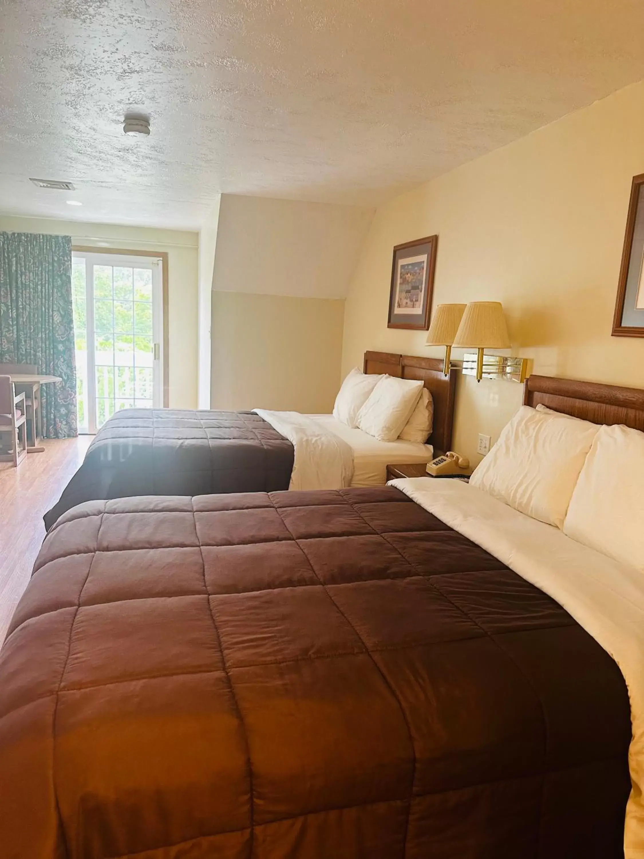 Photo of the whole room, Bed in Blue Spruce Inn & Townhouses