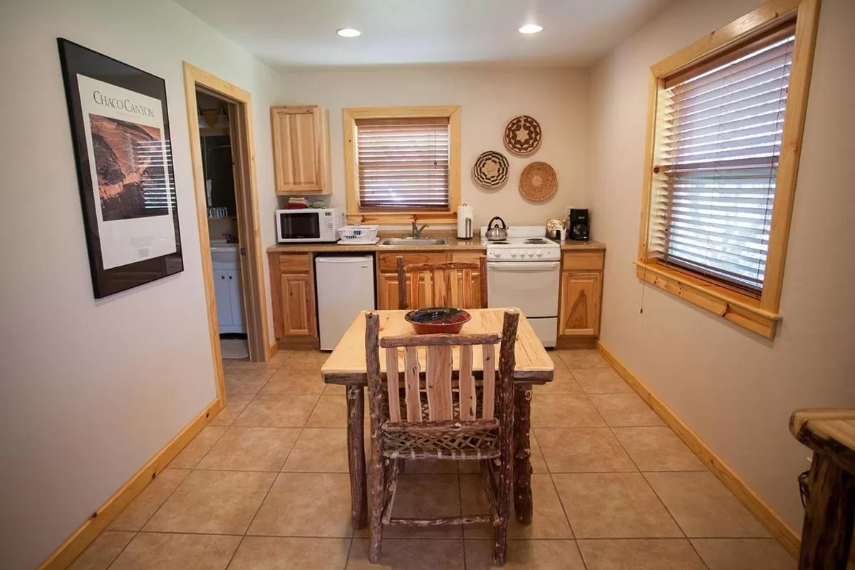 Coffee/tea facilities, Dining Area in Castle Valley Inn