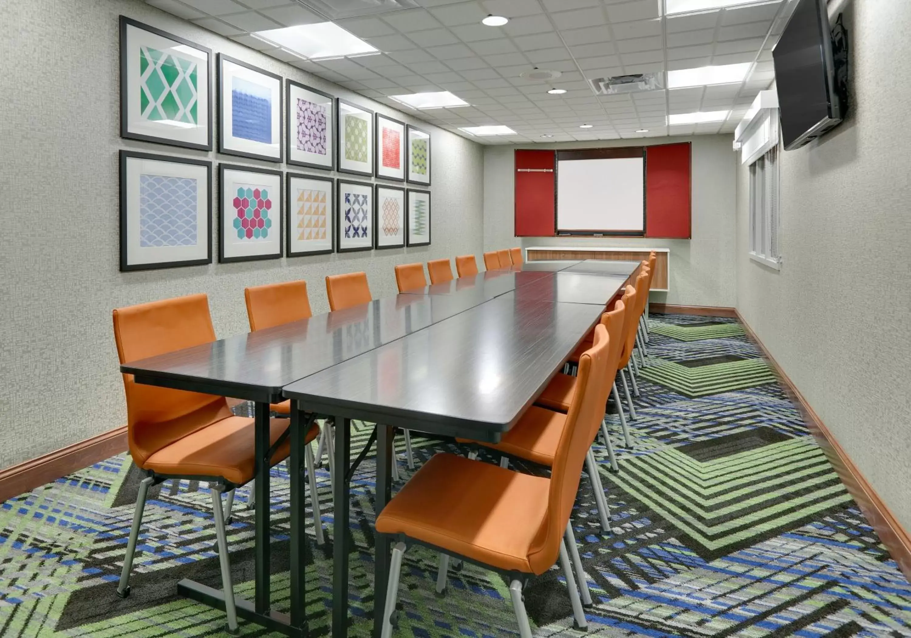 Meeting/conference room in Holiday Inn Express & Suites Mitchell, an IHG Hotel