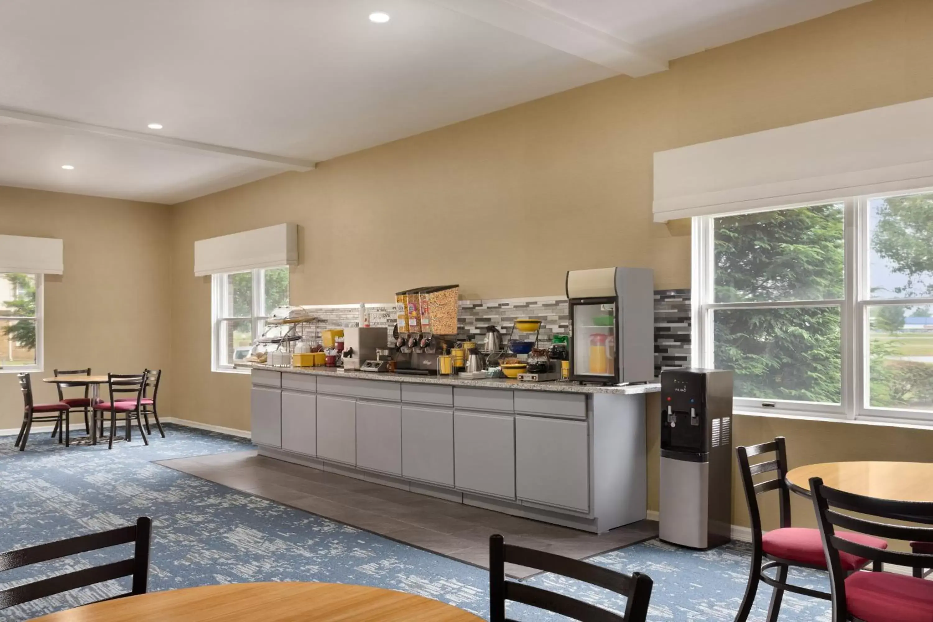 Continental breakfast in Days Inn and Suites by Wyndham Sikeston
