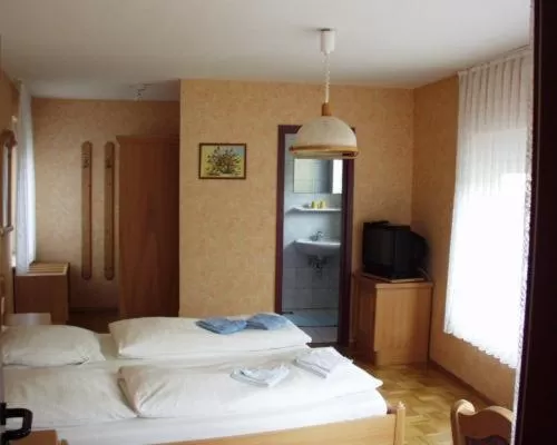 Photo of the whole room, Bed in Adler Gaststube Hotel Biergarten