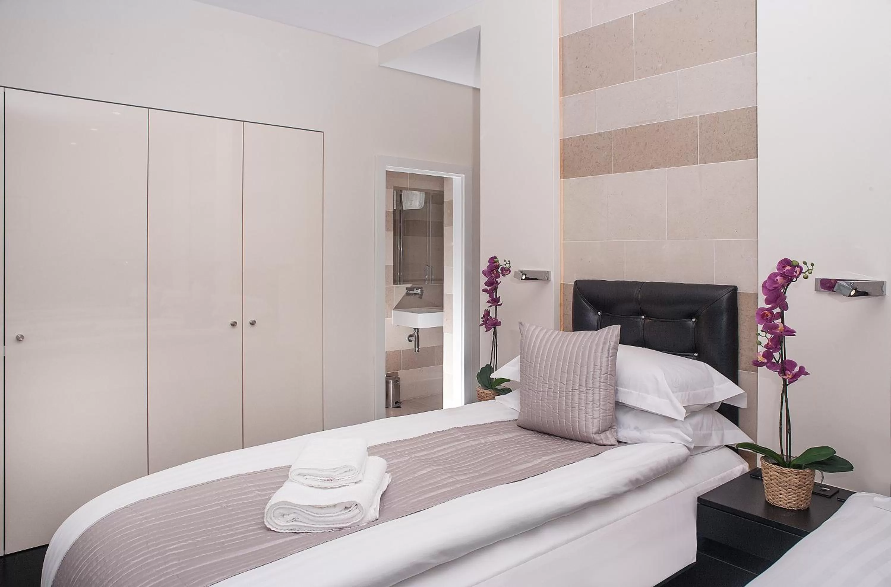 Photo of the whole room, Bed in NOX Golders Green