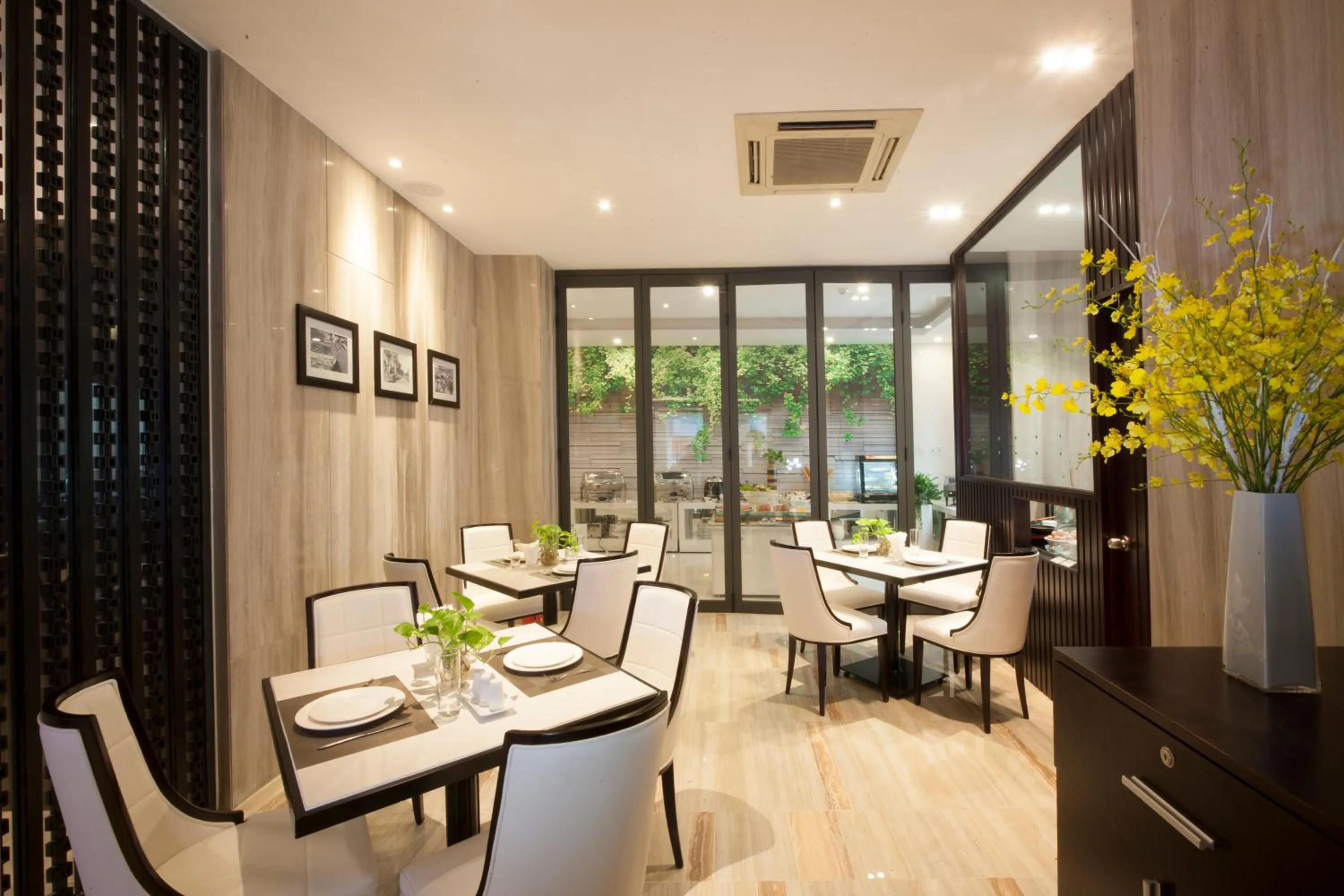 Restaurant/places to eat in Sunrise Central Hotel