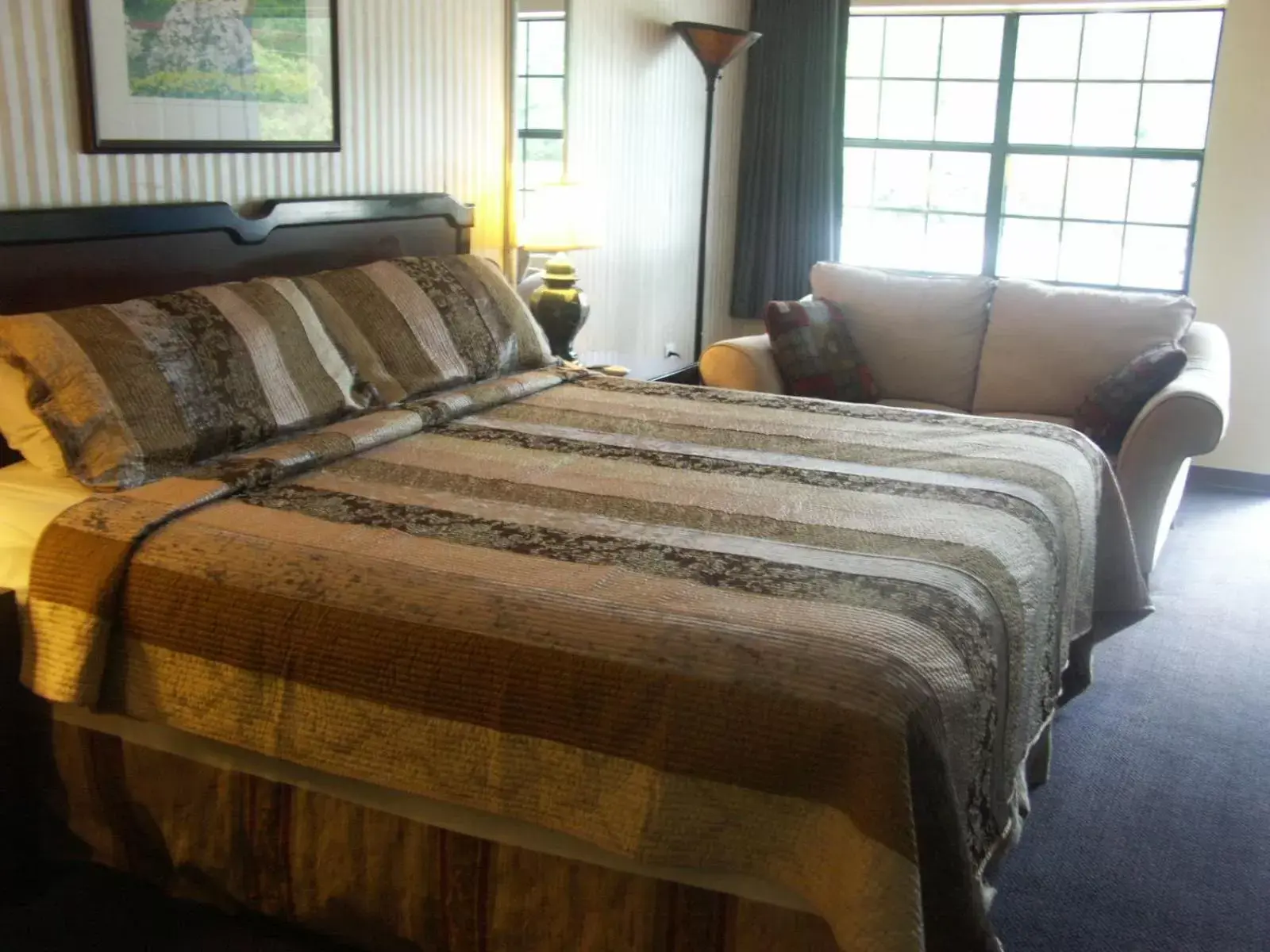 Photo of the whole room, Bed in Deerwood Inn & Madison Campground