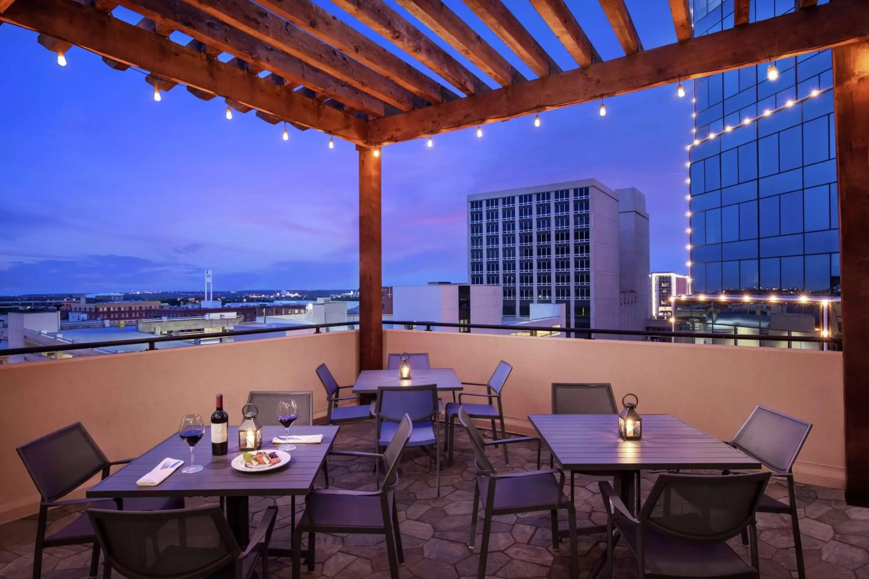 Patio, Restaurant/Places to Eat in Embassy Suites Fort Worth - Downtown