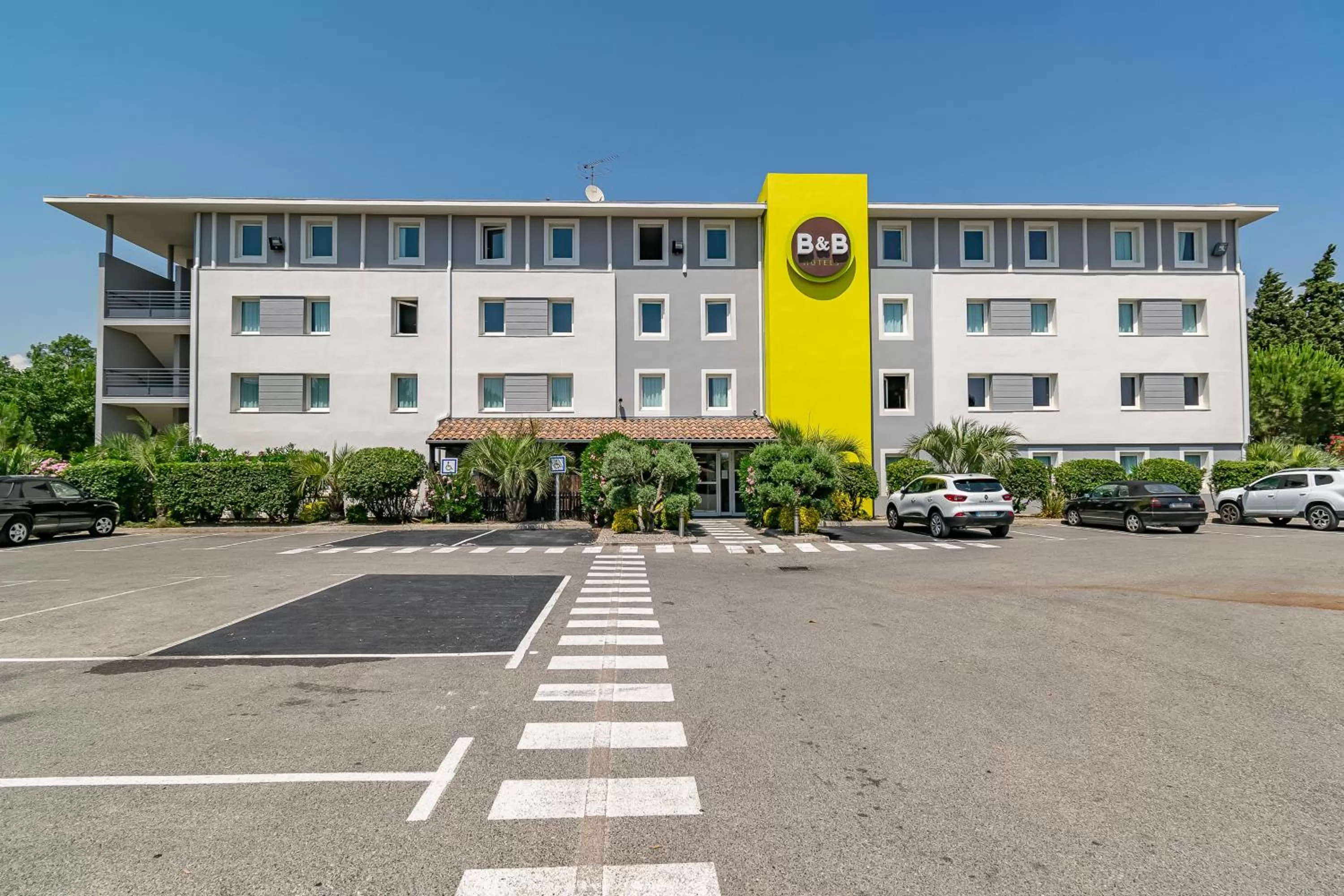 Facade/entrance in B&B HOTEL Salon de Provence