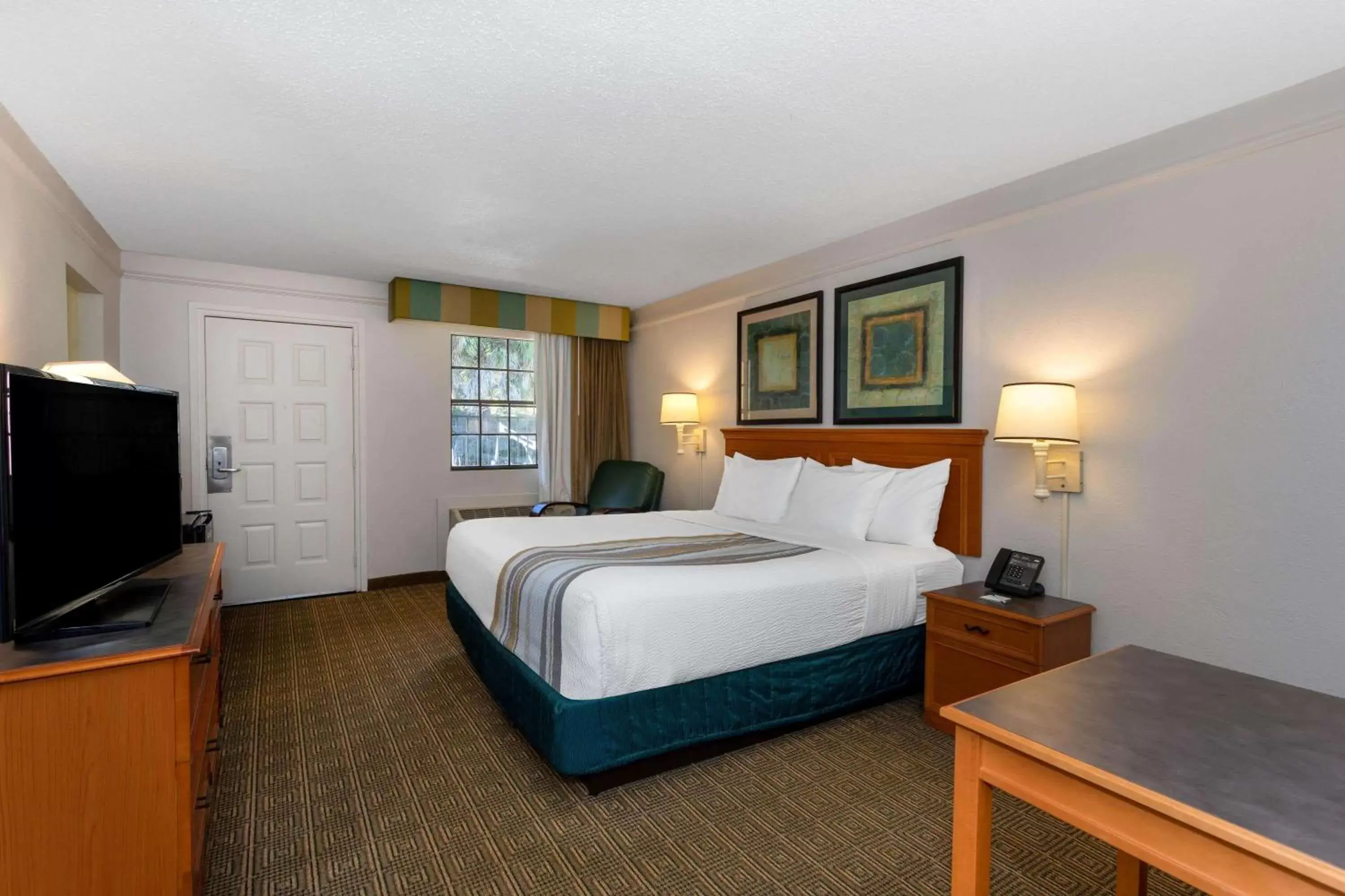 Photo of the whole room, Bed in La Quinta Inn by Wyndham Tallahassee North